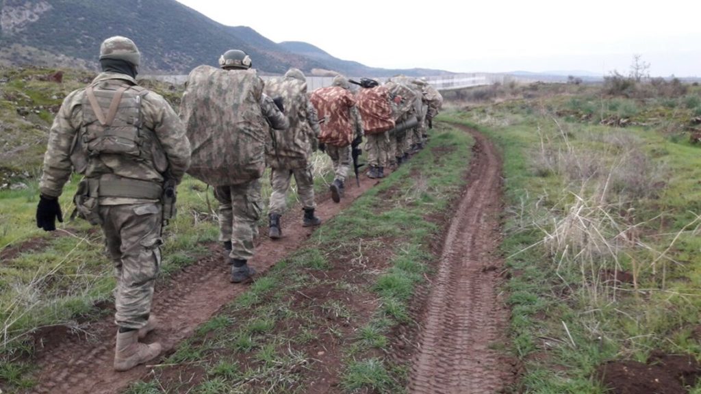 Turkish troops move into Syria