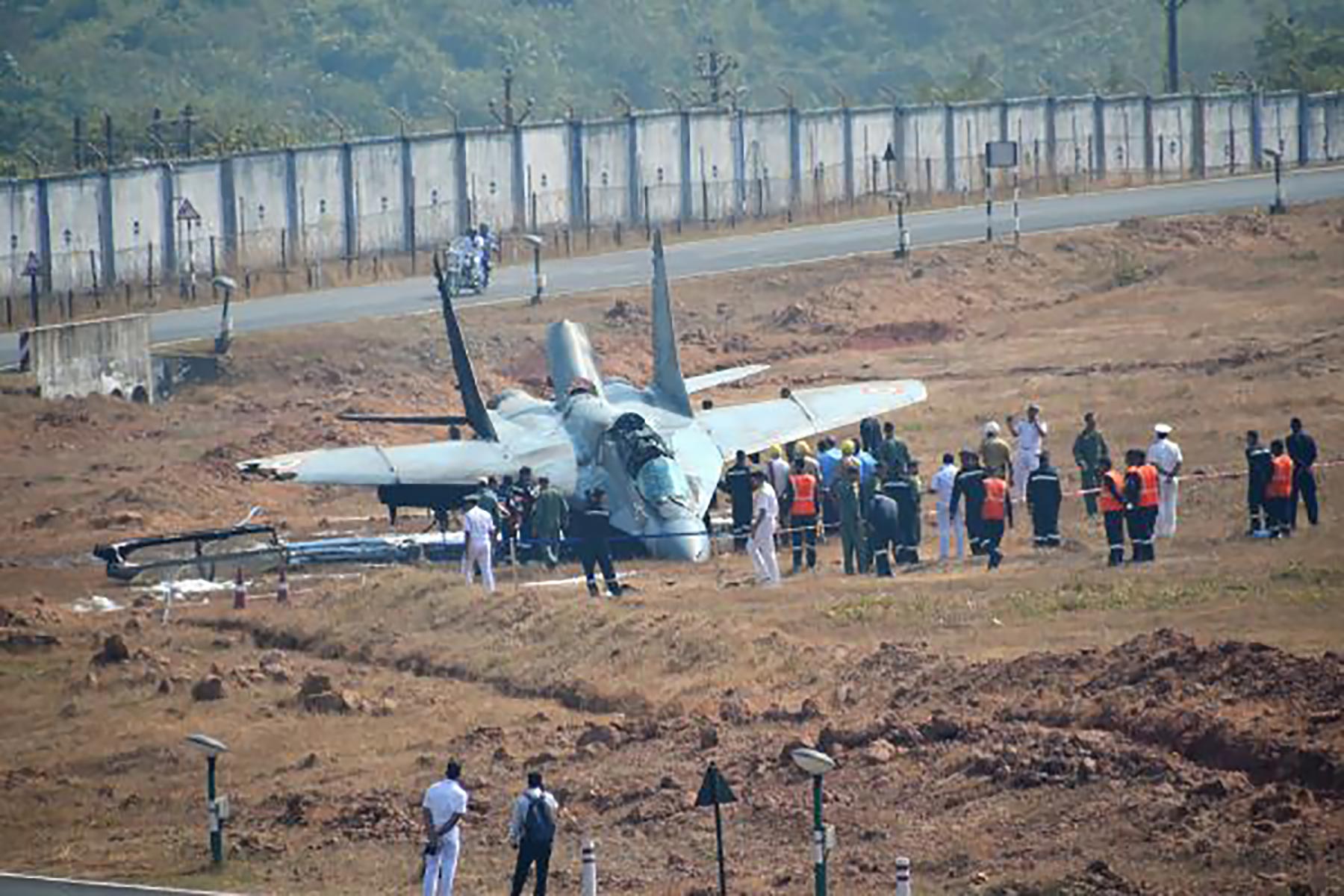 Indian Navy MiG-29K crashes at Goa airport