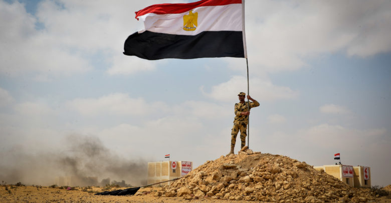 Egyptian soldier with the national flag