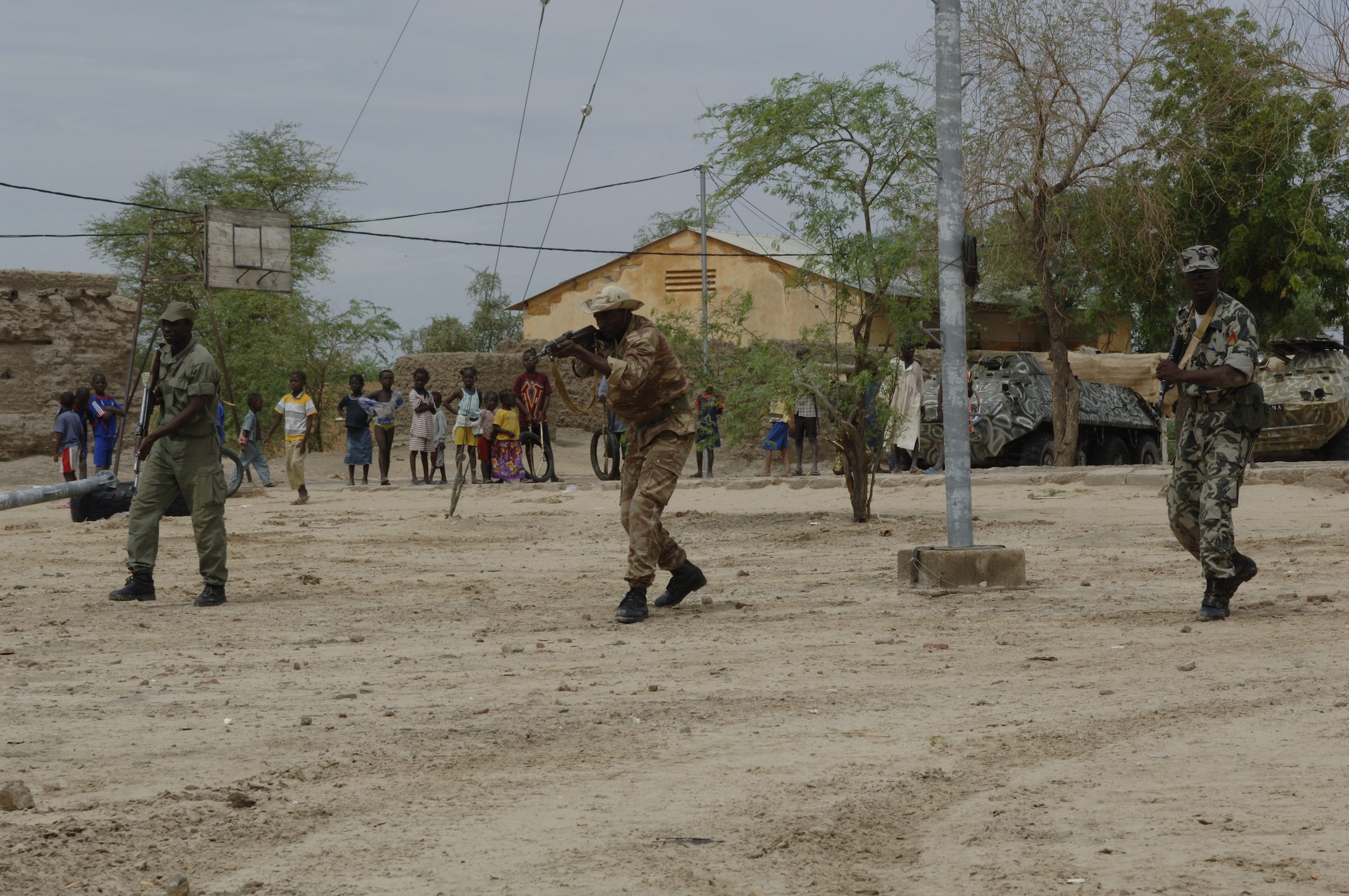 Members of the Malian Army at their garrison in Tombouctou, Mali, conduct drills to instruct new recruits during Exercise Flintlock