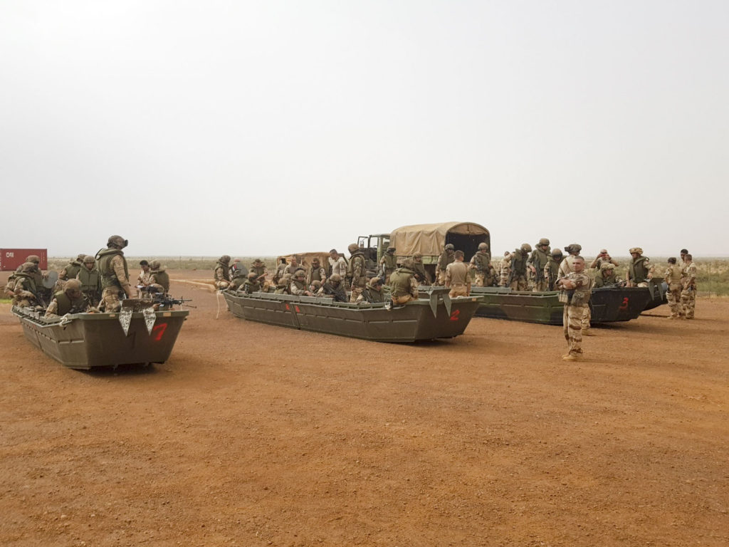 France desert troops take to boats in Mali