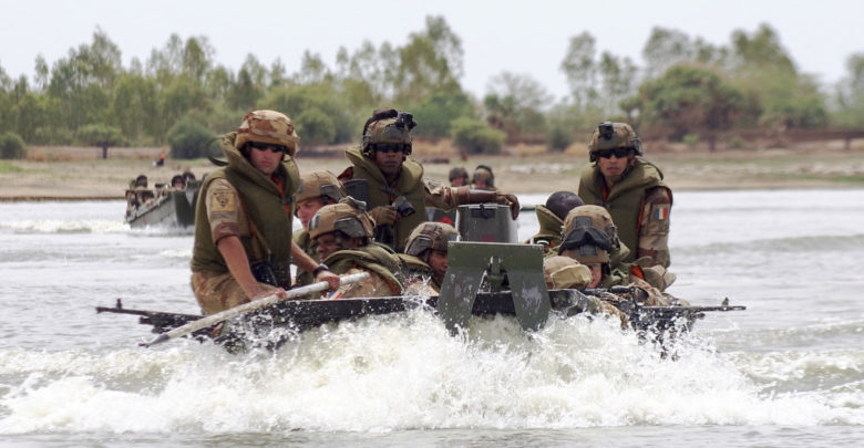 France desert troops take to boats in Mali