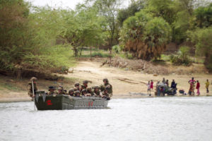 France desert troops take to boats in Mali