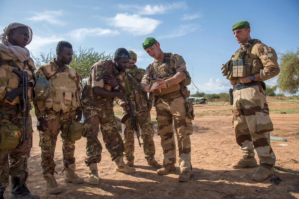 French paratroops train Mali soldiers