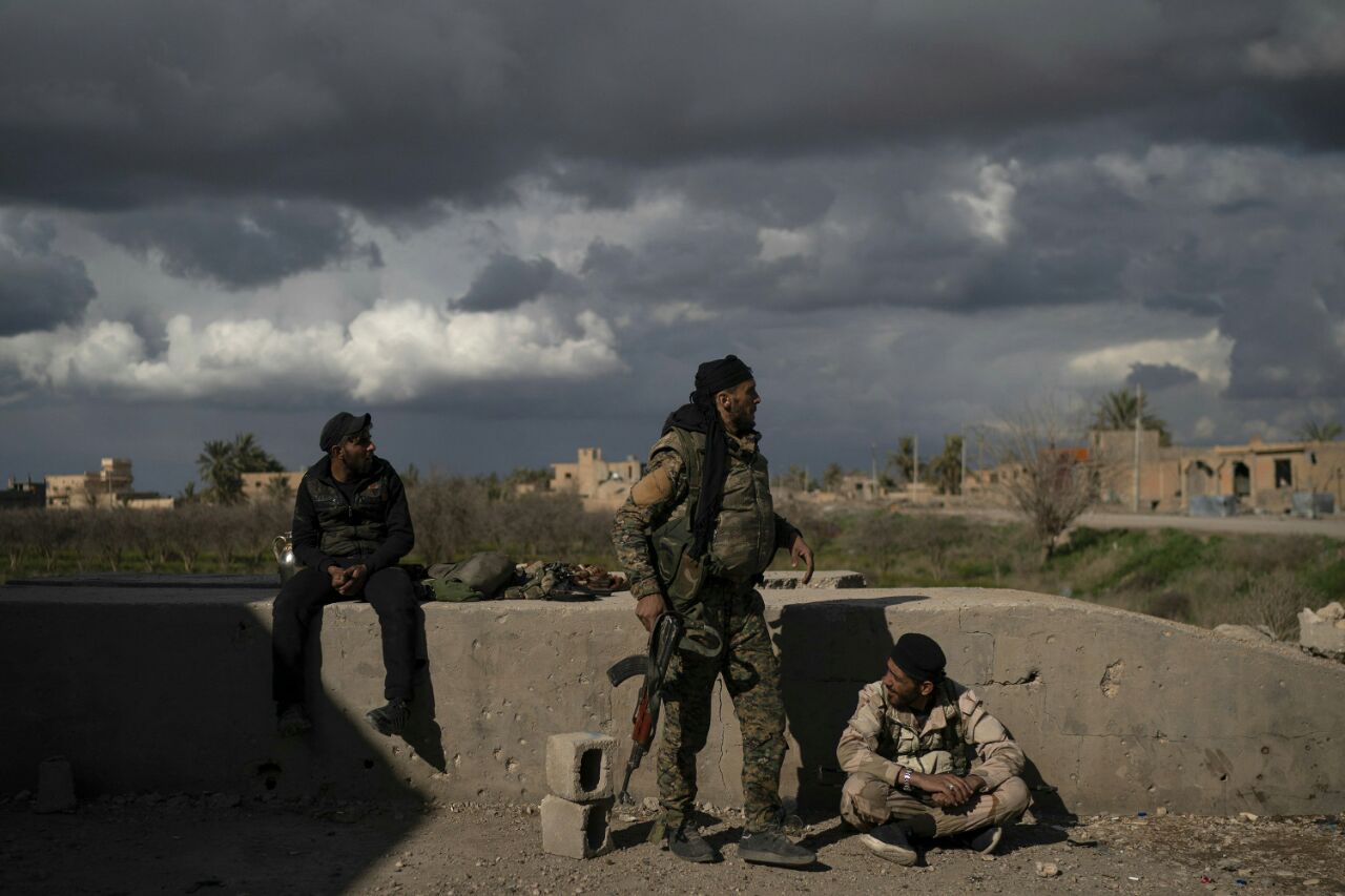 SDF fighters prepare to advance on the last pocket of ISIS territory in Syria near Baghuz