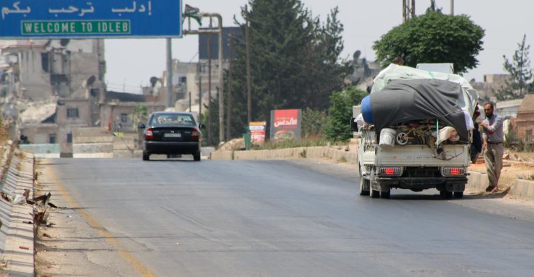 Displaced Syrians flee Khan Sheikhoun