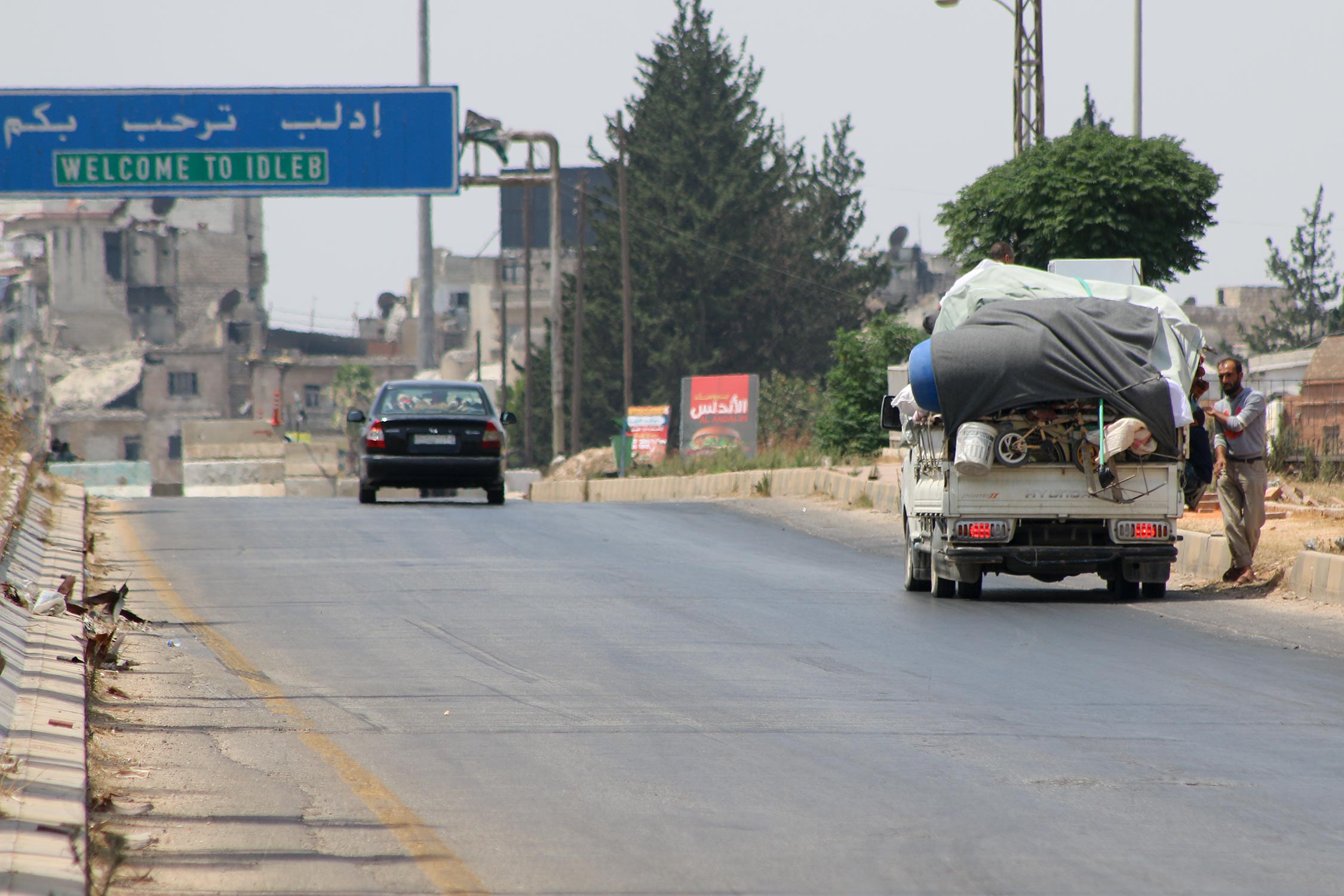 Displaced Syrians flee Khan Sheikhoun