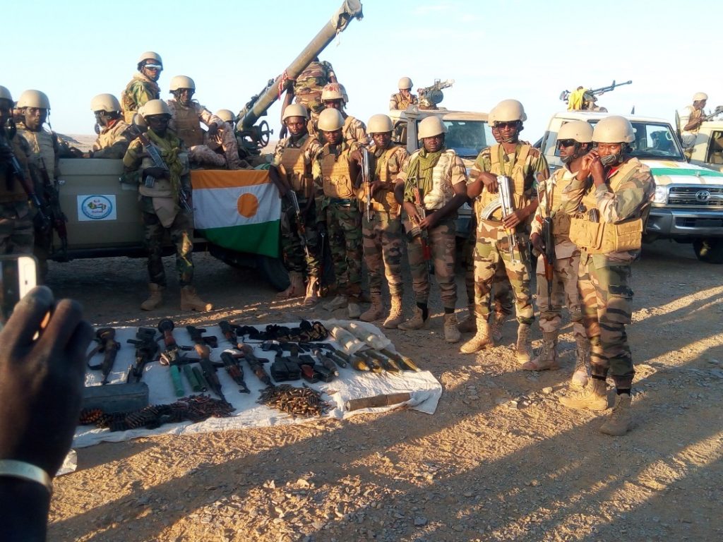 Niger troops display seized weapons