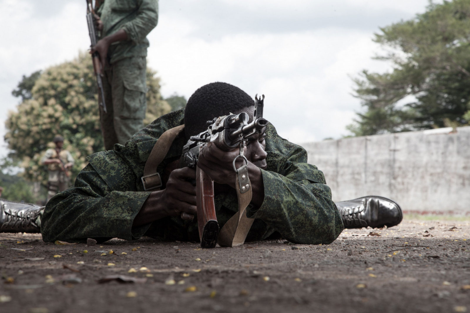 New recruits for the Central African Armed Forces (FACA) perform a drill during a medal presentation demonstration in Berengo on August 4, 2018