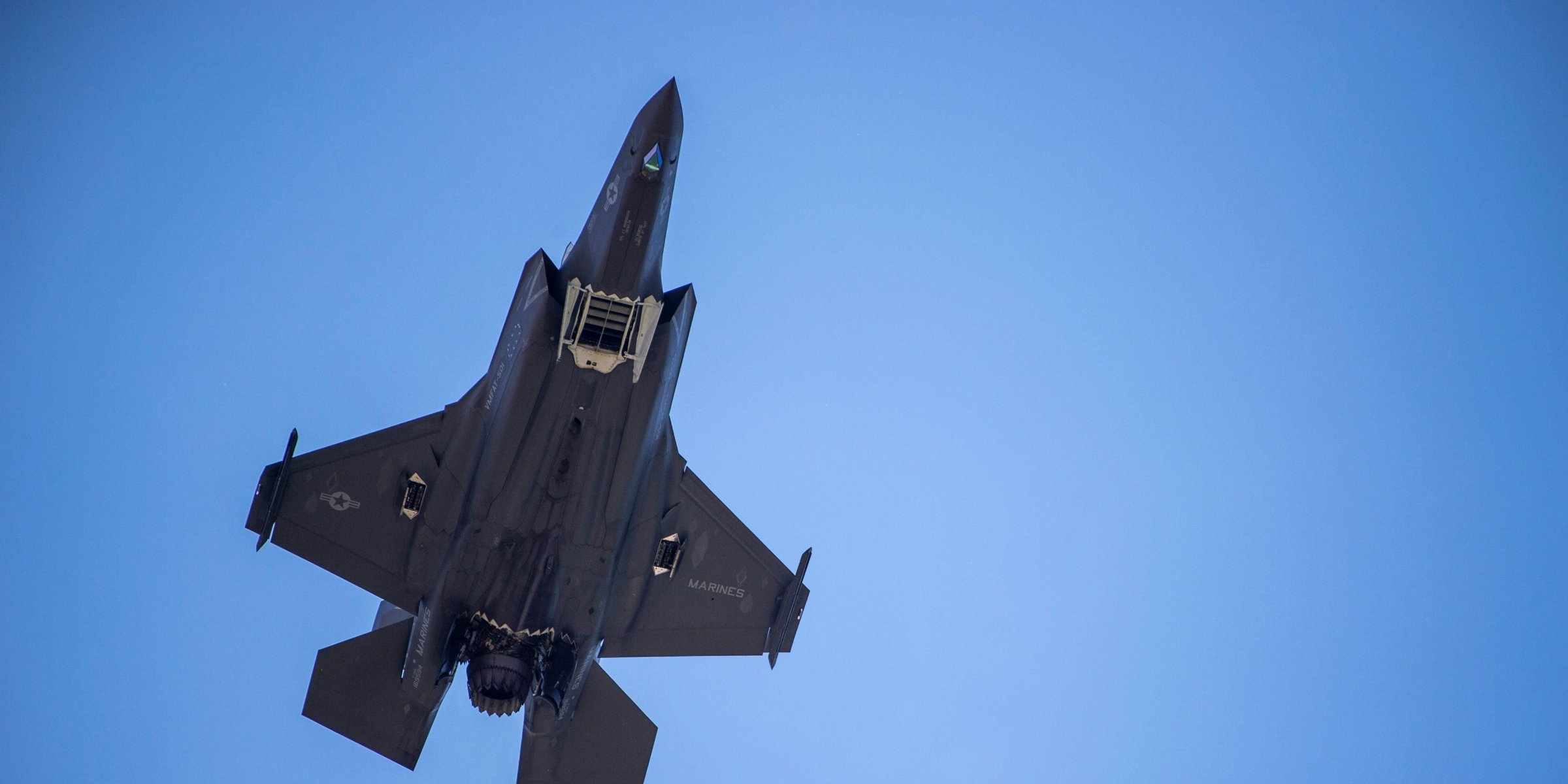 f-35 jet flying