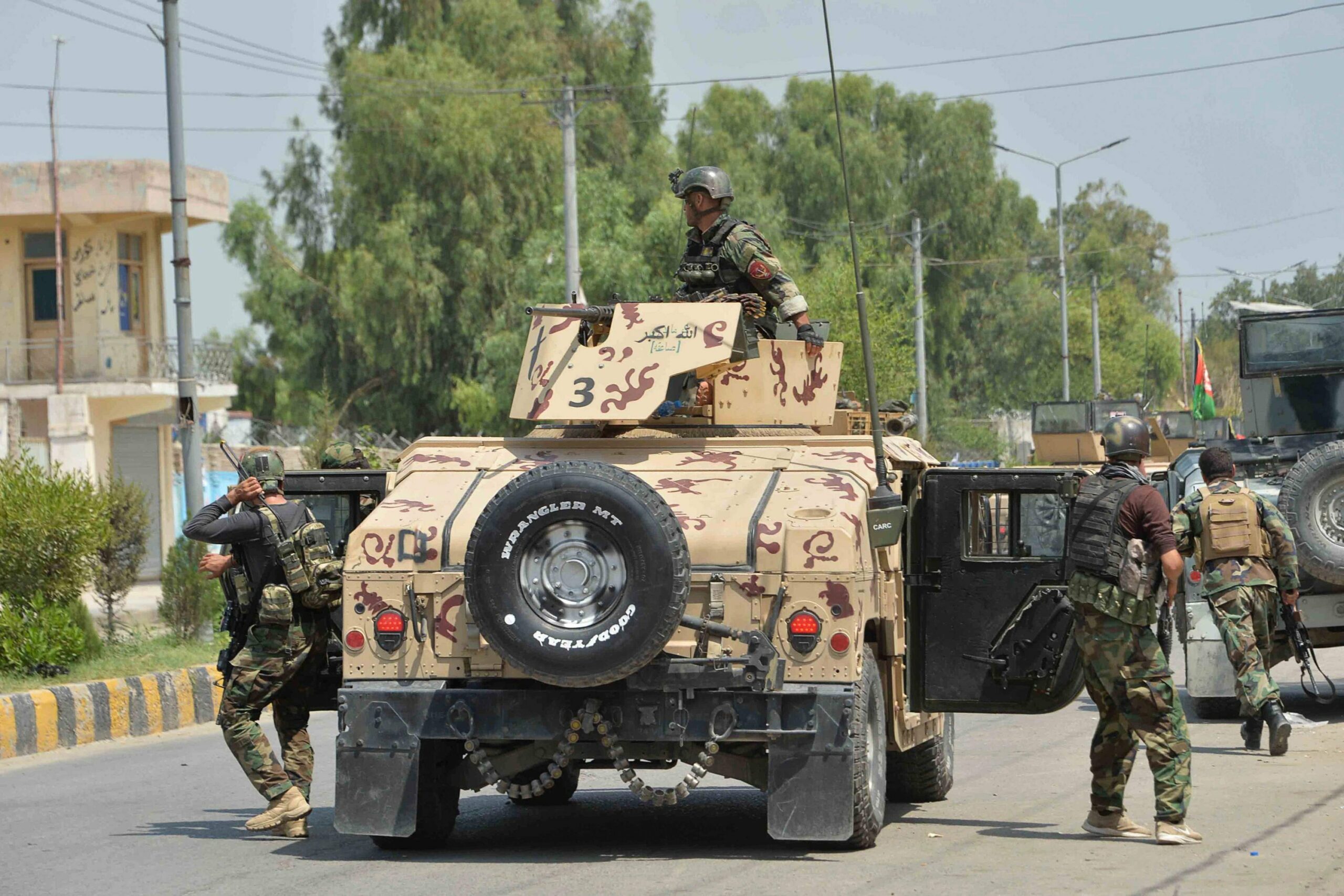 Afghan soldiers arrive in a Humvee vehicle outside a prison during a raid in Jalalabad, Afghanistan, Augustus 3, 2020.