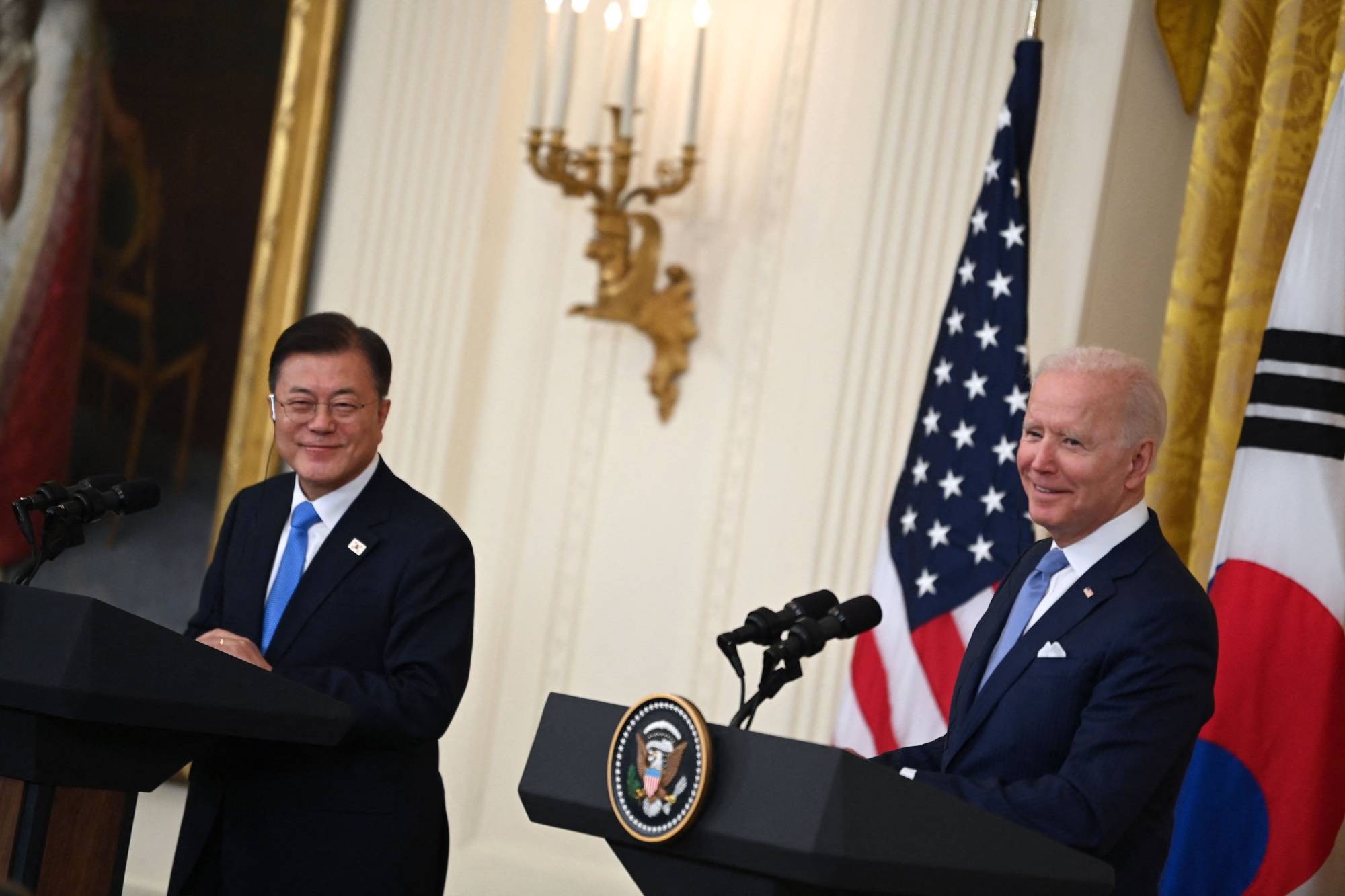 two presidents in a meeting