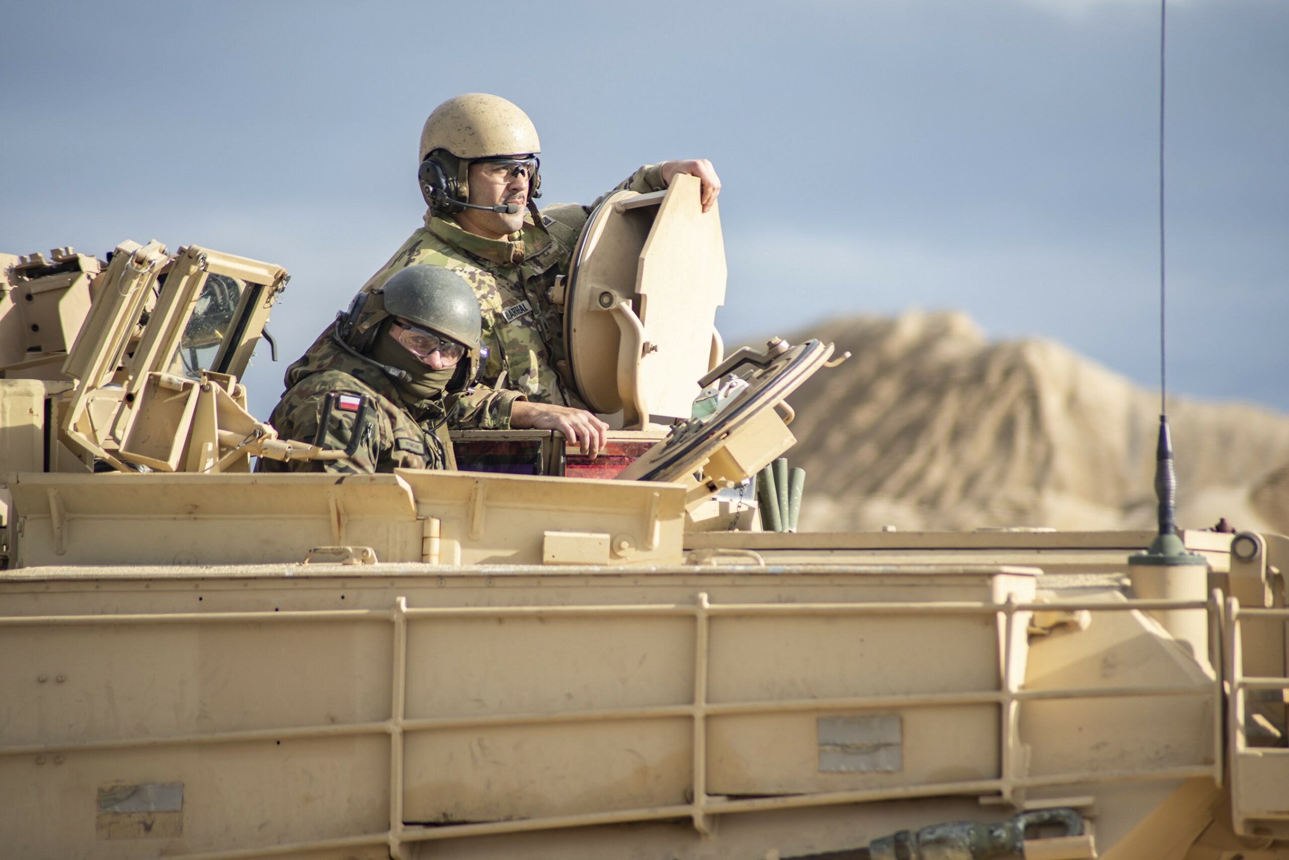 Polish soldier and Idaho National Guard M1 Abrams tank training