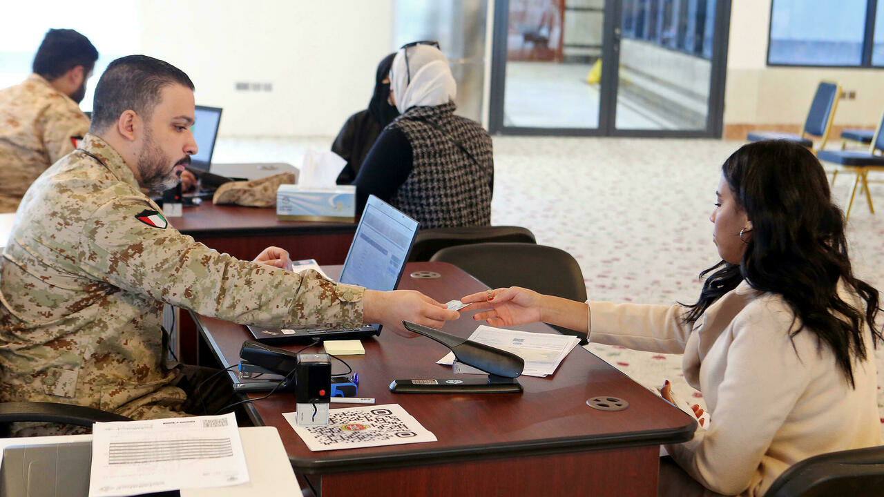 Kuwaiti women apply to join the Kuwaiti army