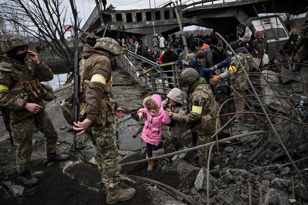 Ukrainians fleeing Russian shelling in Irpin