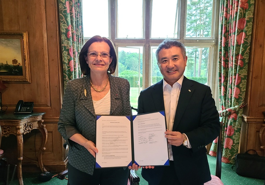Thales' Pascale Sourisse and LIG Nex1's Byeong-hyun Kwon.