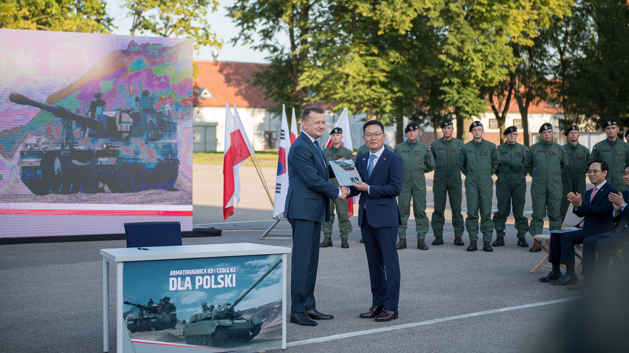 Contracts for modern tanks and howitzers for Poland