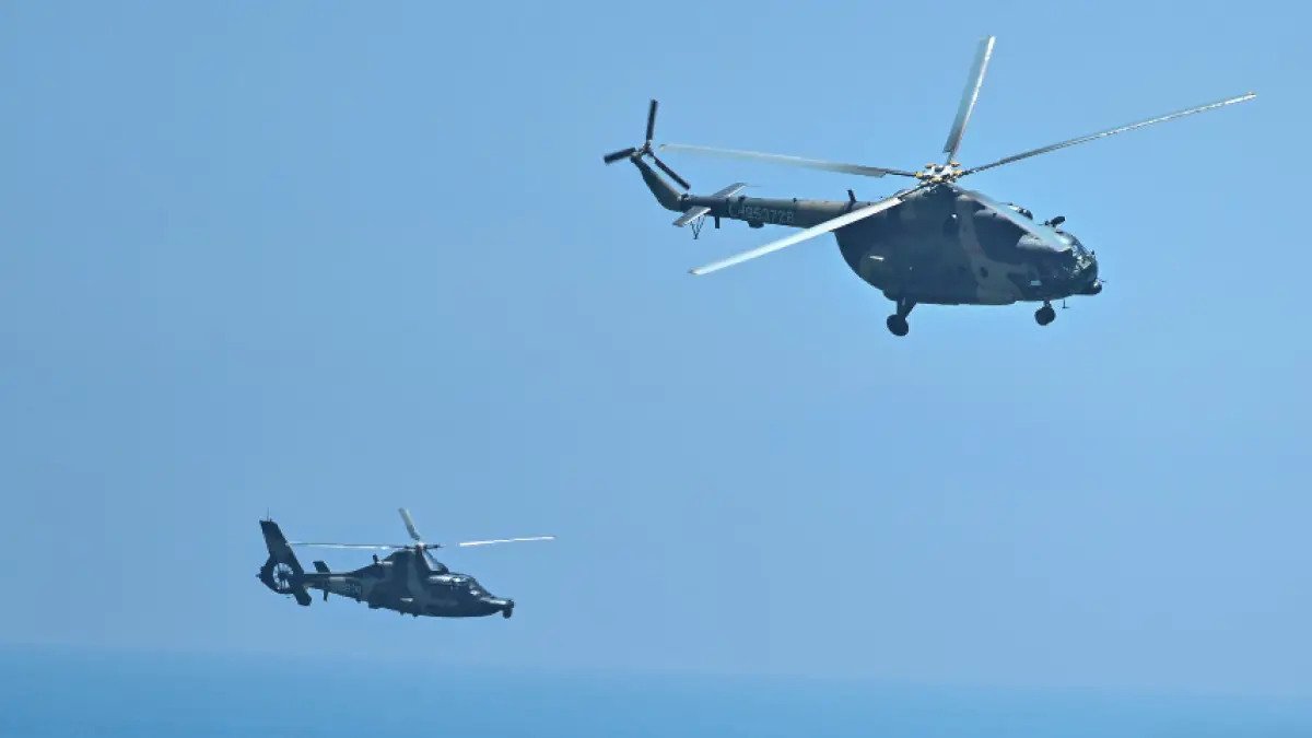 Chinese military aircraft fly past Taiwan