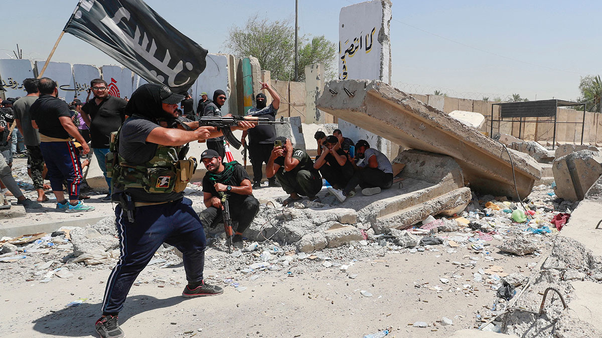 Members of Saraya al-Salam, a group linked to cleric Muqtada al-Sadr, clash with security forces in Baghdad’s Green Zone