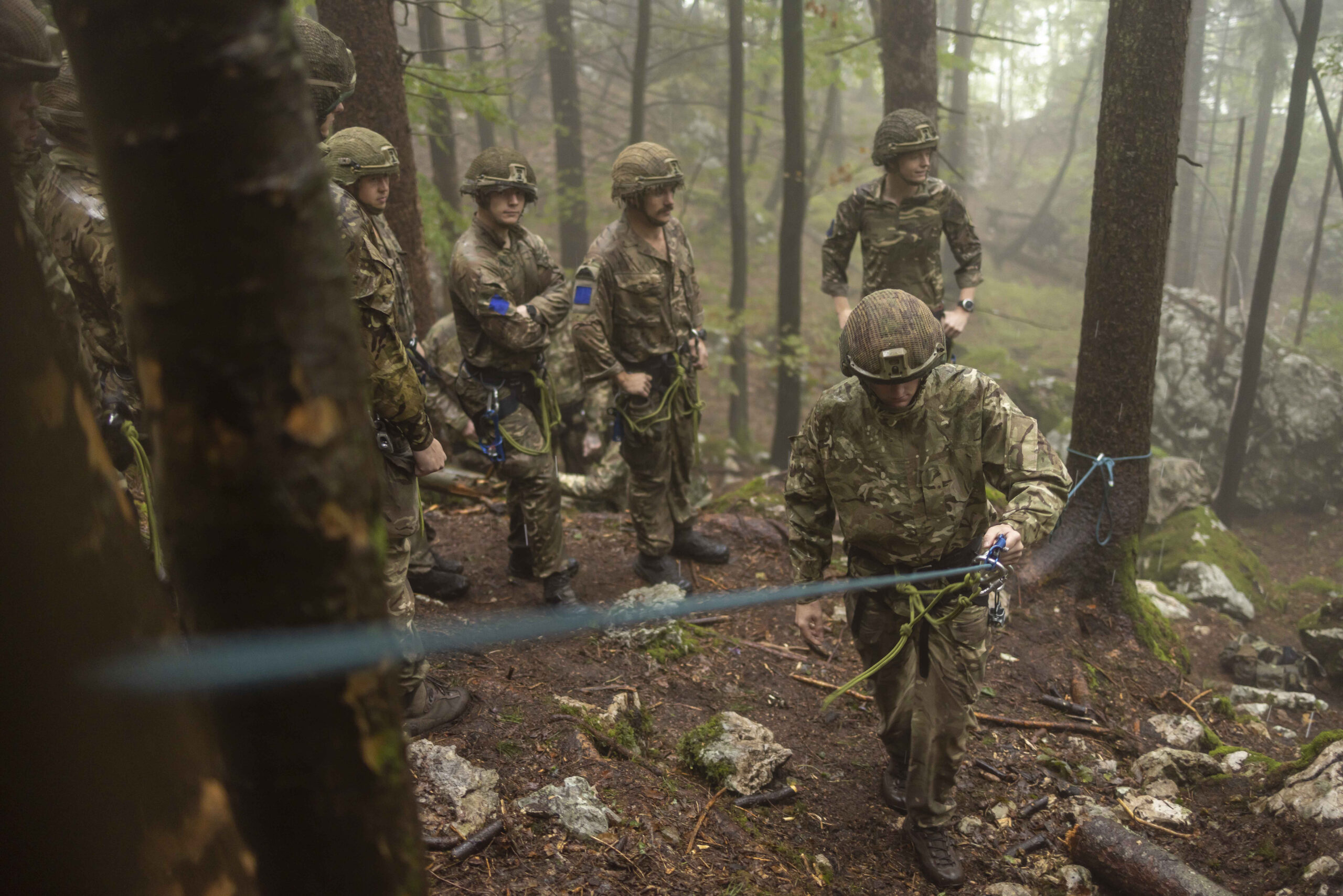 The Parachute Regiment learns rope techniques.