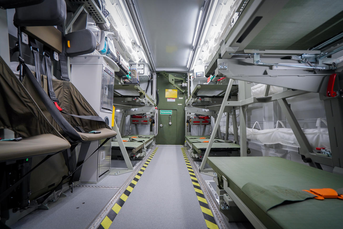 The protected-wounded transport container is based on the international ISO standard 20-foot container.