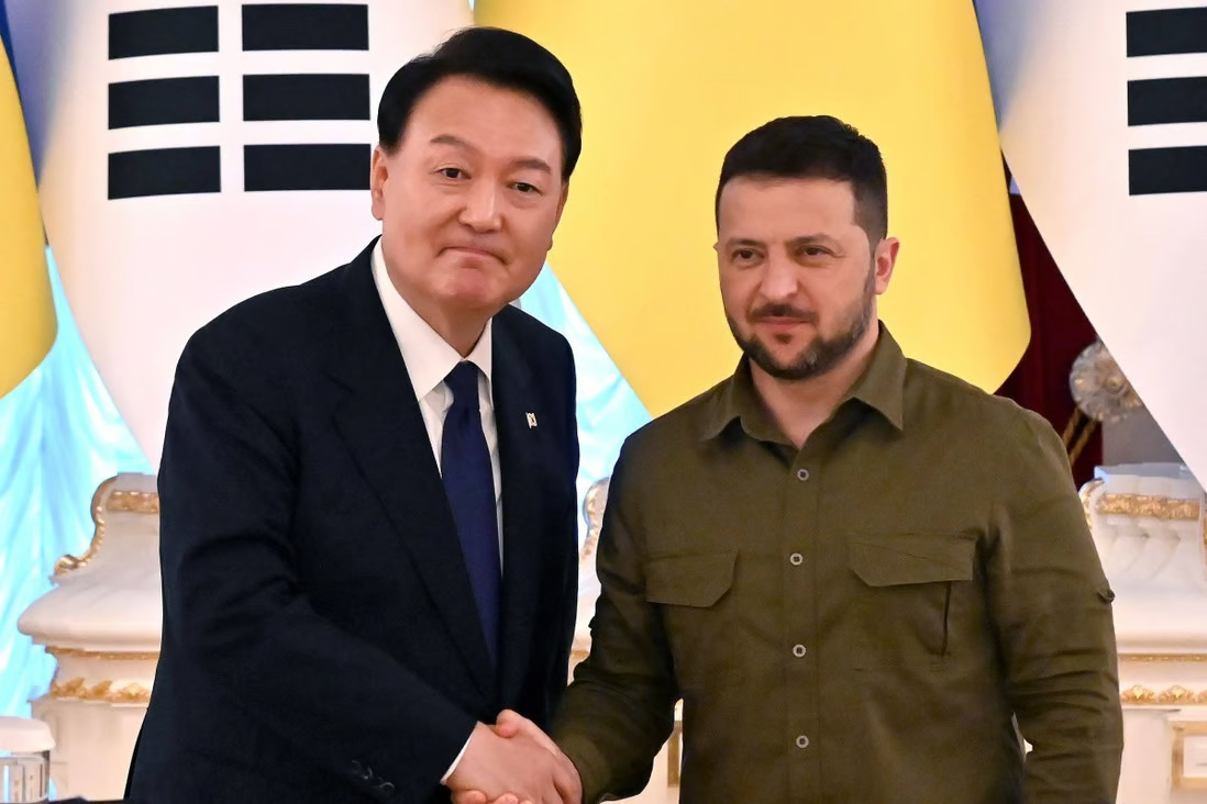South Korean President Yoon Suk Yeol and his Ukrainian counterpart Volodymyr Zelensky shake hands following talks in Kyiv