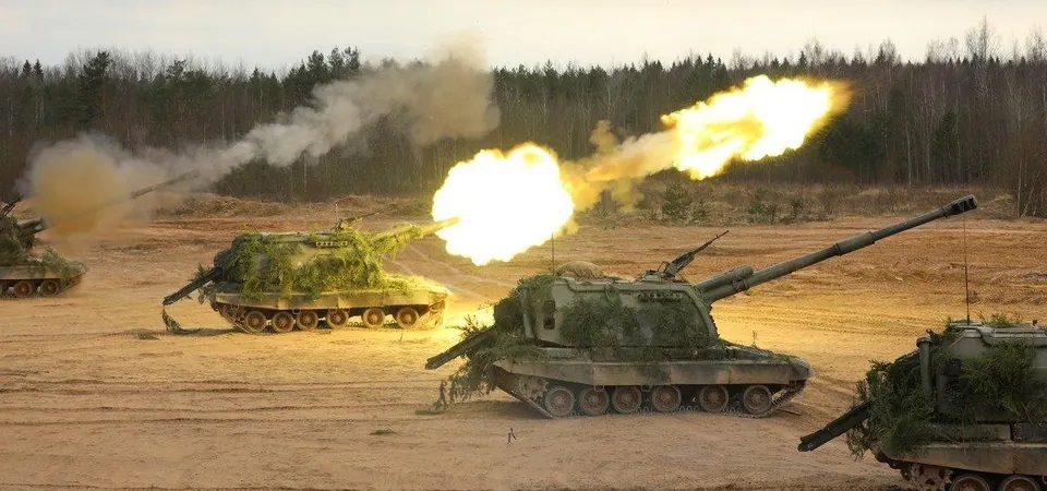2S19 howitzers
