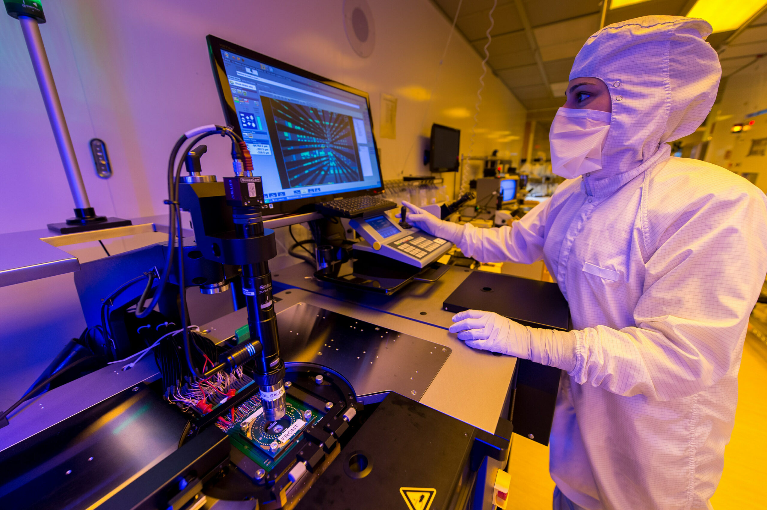 An expert constructs electronic circuit using digital tools