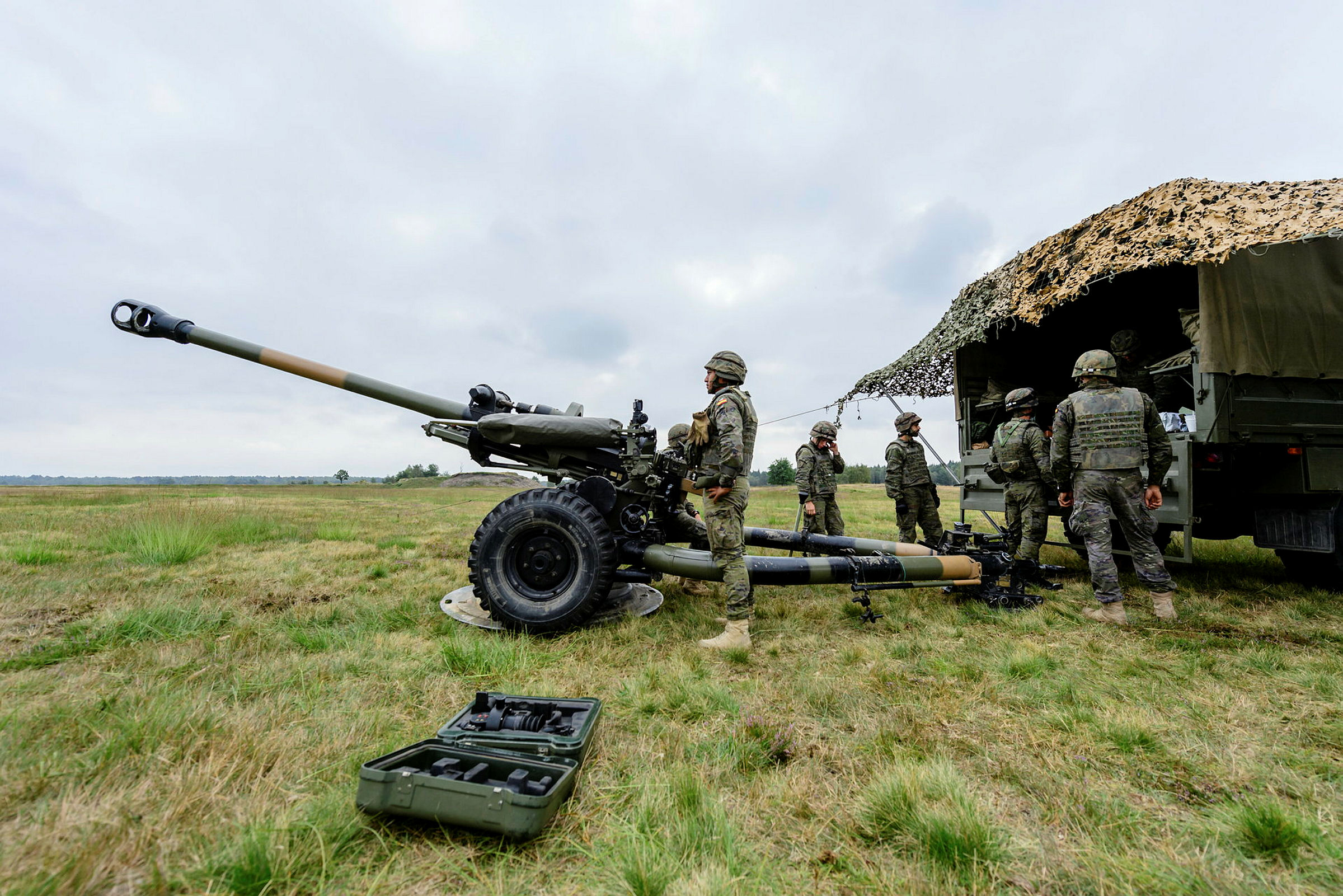 Armed forces from across NATO have come together to train on the interoperability exercise EX VENERABLE GAUNTLET. Soldiers from Spains Grupo de Artillería de Campaña de la Legión (GACALEG) fire their 105 Light Gun during EX VENERABLE GAUNTLET Photographer: Cpl Timothy Jones RLC Crown Copyright 2016