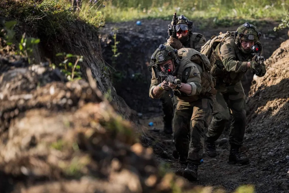 Norwegian and Ukrainian soldiers
