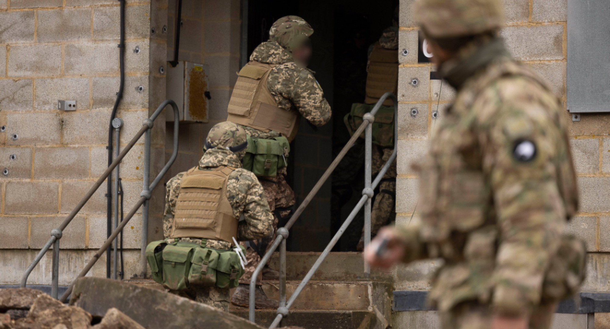 New Zealand Defence Force personnel training Ukrainian recruits in UK