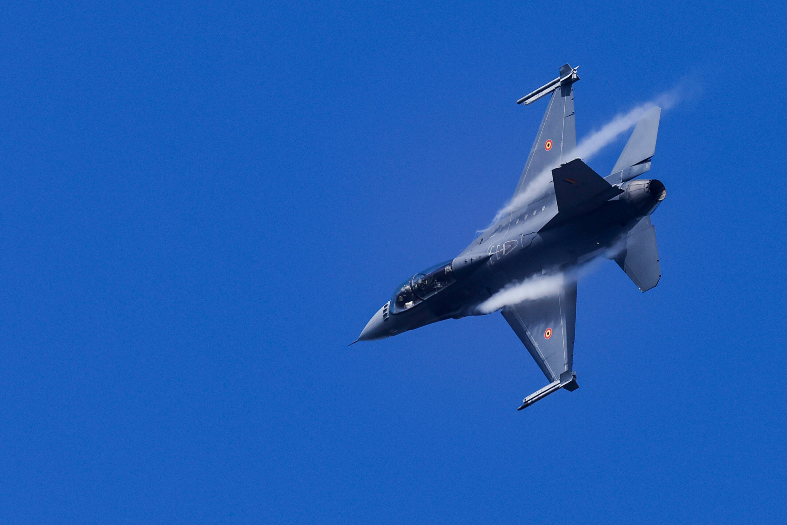 F-16 jet fighter jet