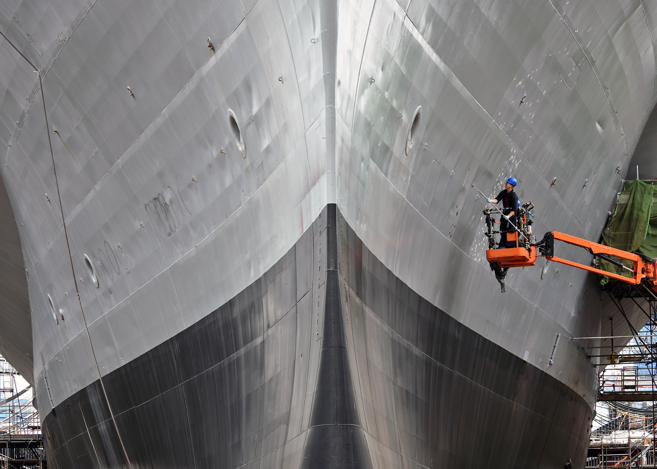 170612-N-YG414-145 YOKOSUKA, Japan (June 12, 2017) Seaman Daniel Keaton, assigned to the U.S. 7th Fleet flagship USS Blue Ridge (LCC 19), paints the hull of the ship. Blue Ridge is in an extensive maintenance period in order to modernize the ship to continue to serve as a robust communications platform in the U.S. 7th Fleet area of operations. (U.S. Navy photo by Mass Communication Specialist Seaman Patrick Semales/Released)