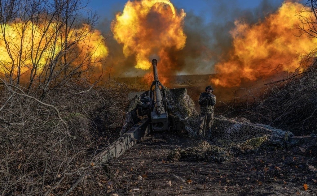 Ukrainian soldiers fire