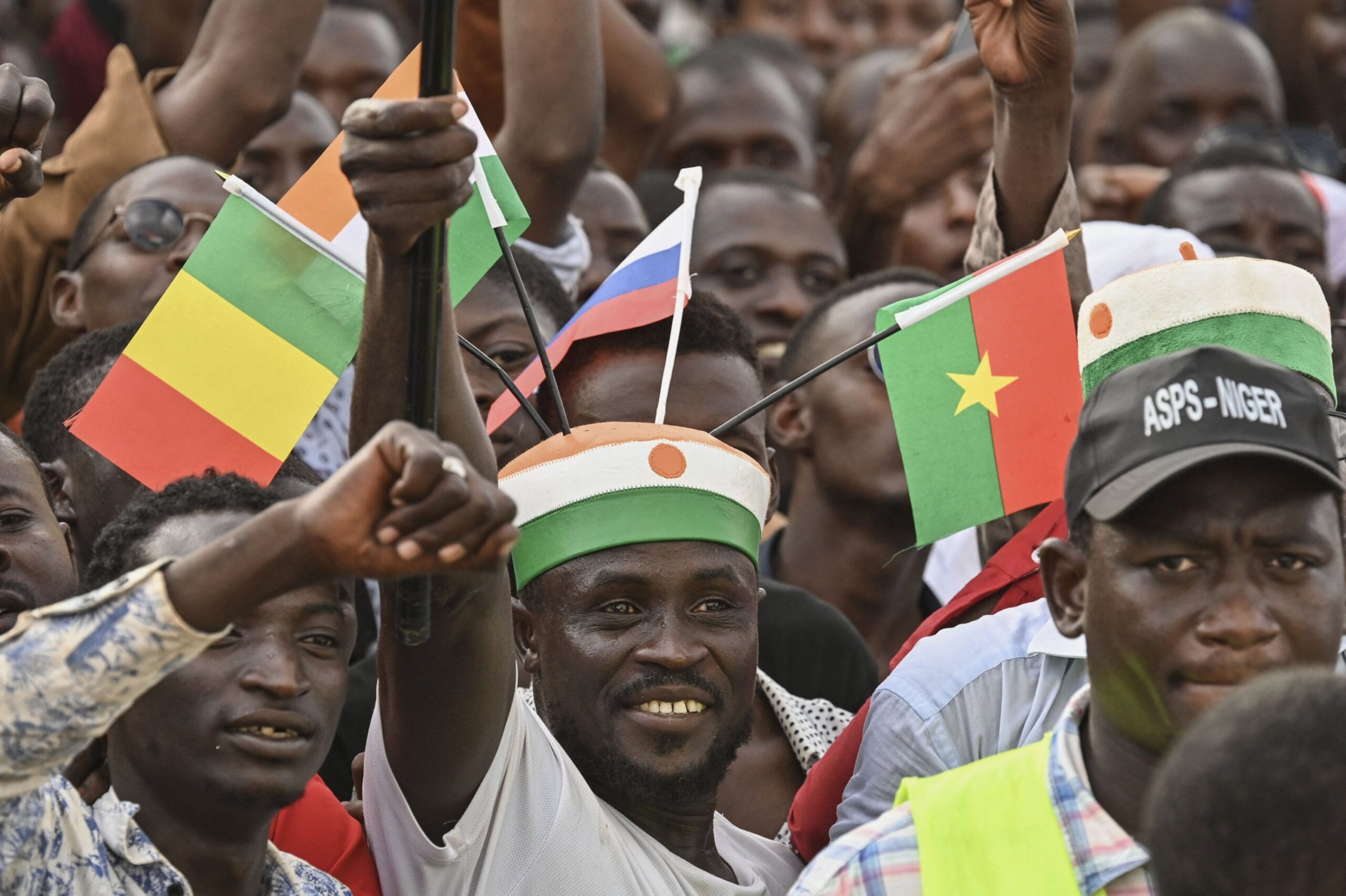 Niger's pro-coup supporters carry the flags of Burkina Faso, Mali and Russia during a protest in Niamey, Niger, Sept. 16, 2023. (AFP Photo)