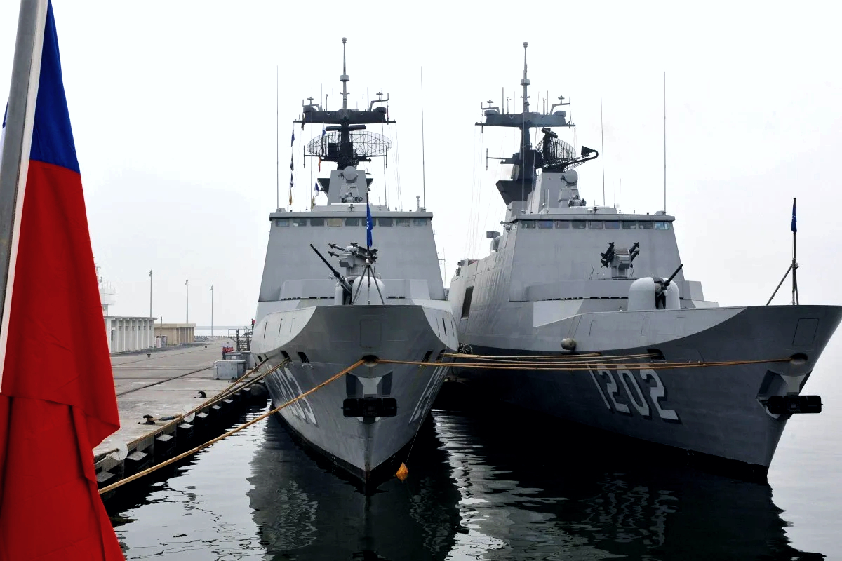 ROCS Kang Ding and ROCS Si Ning frigates