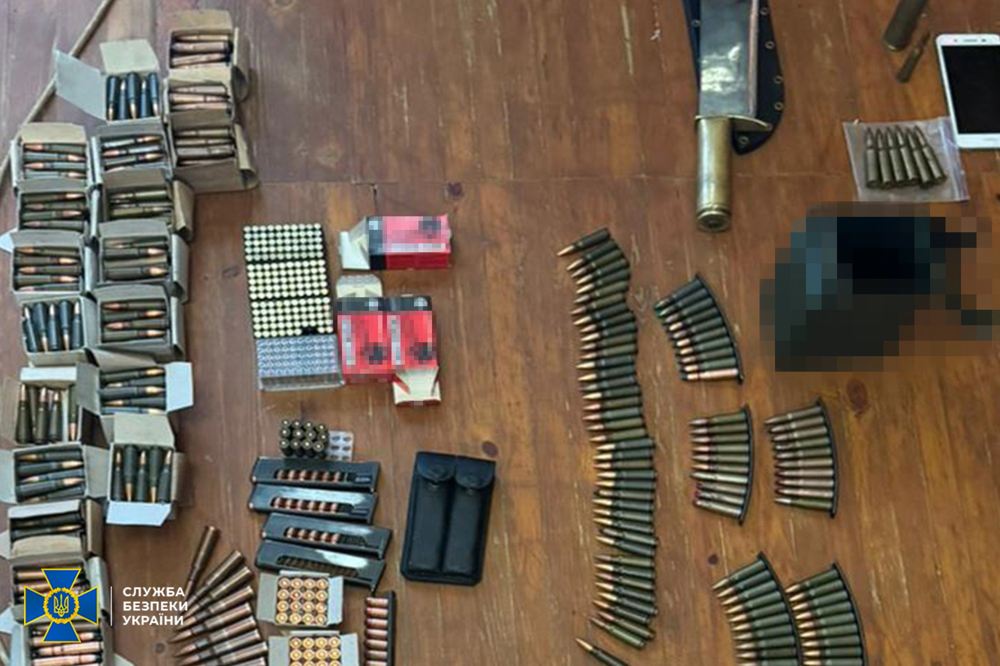 The Security Service and the National Police prevented new attempts at illegal sale of weapons and ammunition in various regions of Ukraine. As a result of comprehensive measures, 10 dealers were detained who were trying to sell 