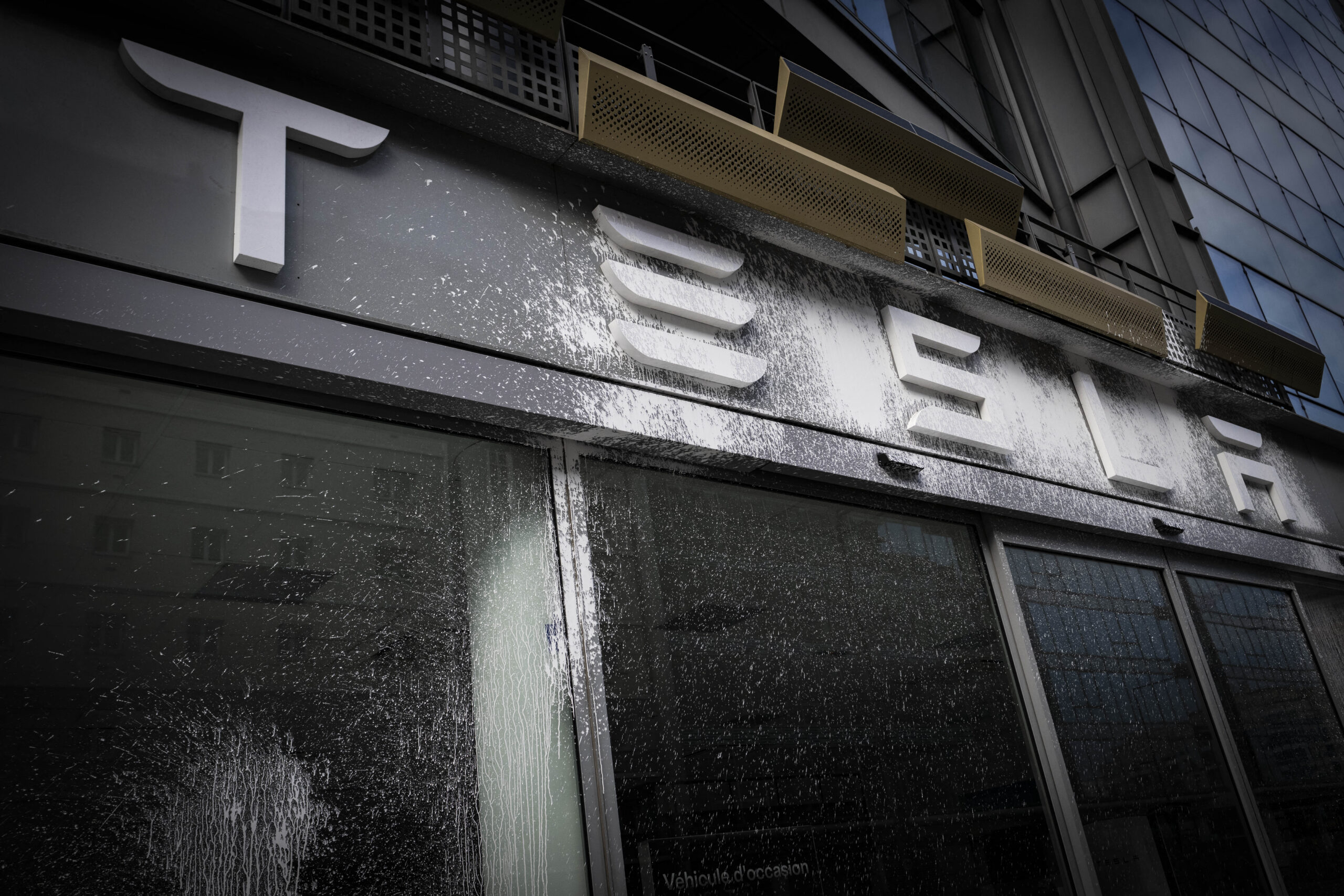 France, Saint-Ouen, 2025/03/16. In the night, activits have vandalized the TESLA showroom in the TESLA headquarters for France. Activitsts threw white paint on the windows. Photography by Arnaud Paillard France, Saint-Ouen, 2025/03/16. Des militants ont vandalise la devanture du showroom du siege de Tesla France dans la nuit du 15 ou 16 mars 2025. De la peinture blanche a ete aspergee sur les vitrines. Photographie par Arnaud Paillard (Photo by Arnaud Paillard / Hans Lucas / Hans Lucas via AFP)