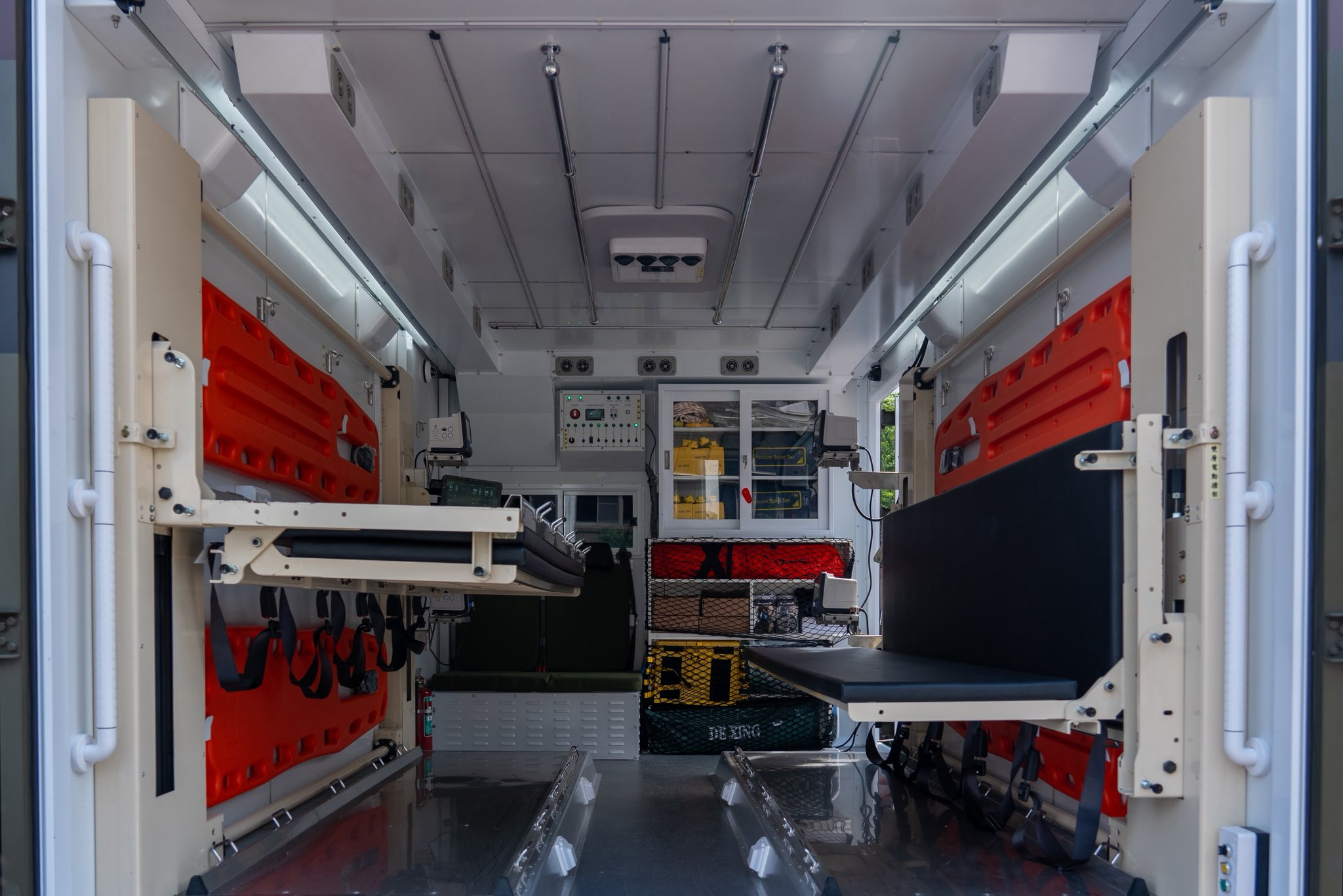 The interior of the ambulance's rear cabin can be adjusted to different modes, providing multi-functional transportation and medical support. (Photo by Wu Dongsheng, a reporter from the Military News Agency)