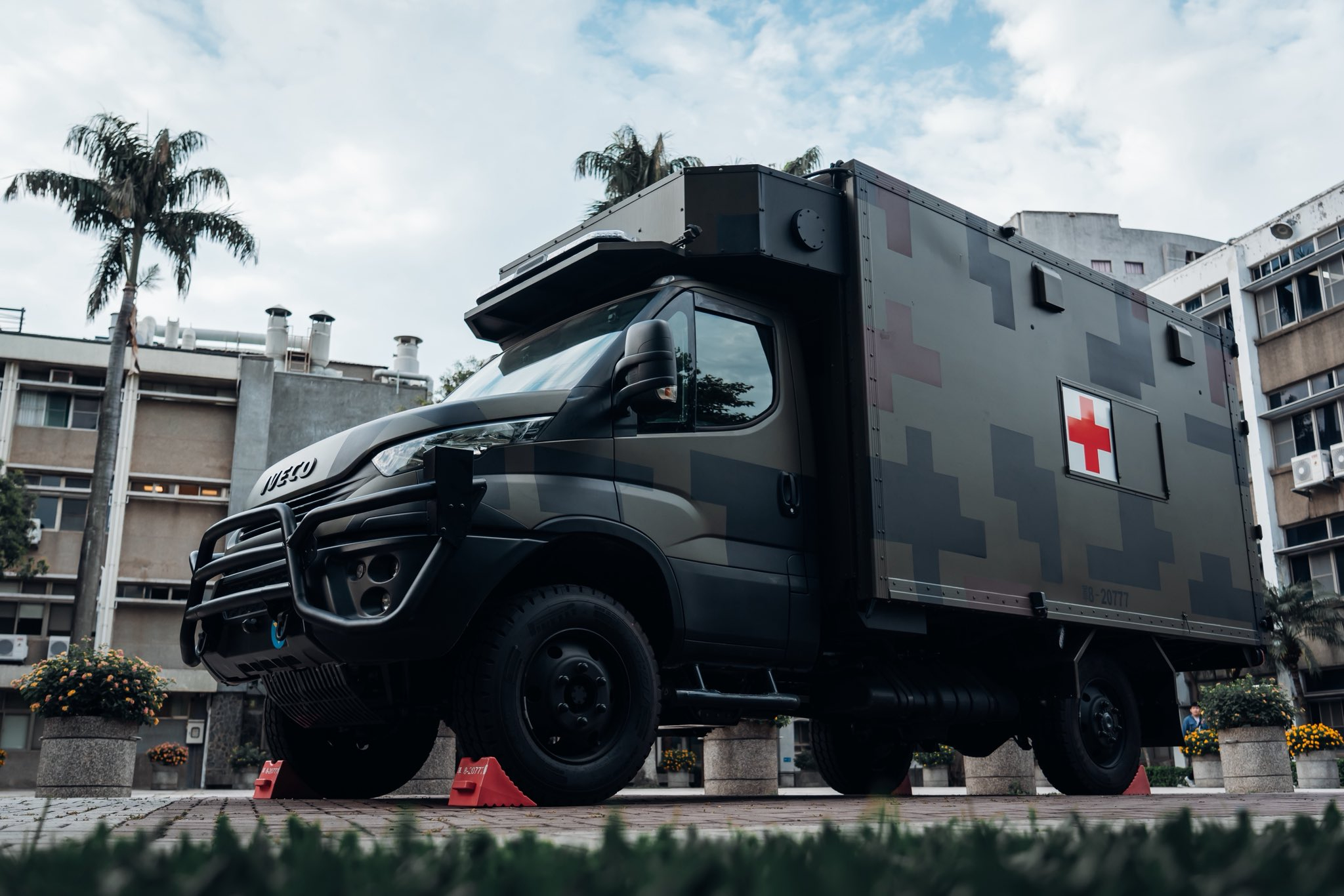 The new field ambulance is painted in digital camouflage and equipped with a red cross logo to enhance mobility and recognition. (Photo by Wu Dongsheng, a reporter from the Military News Agency)