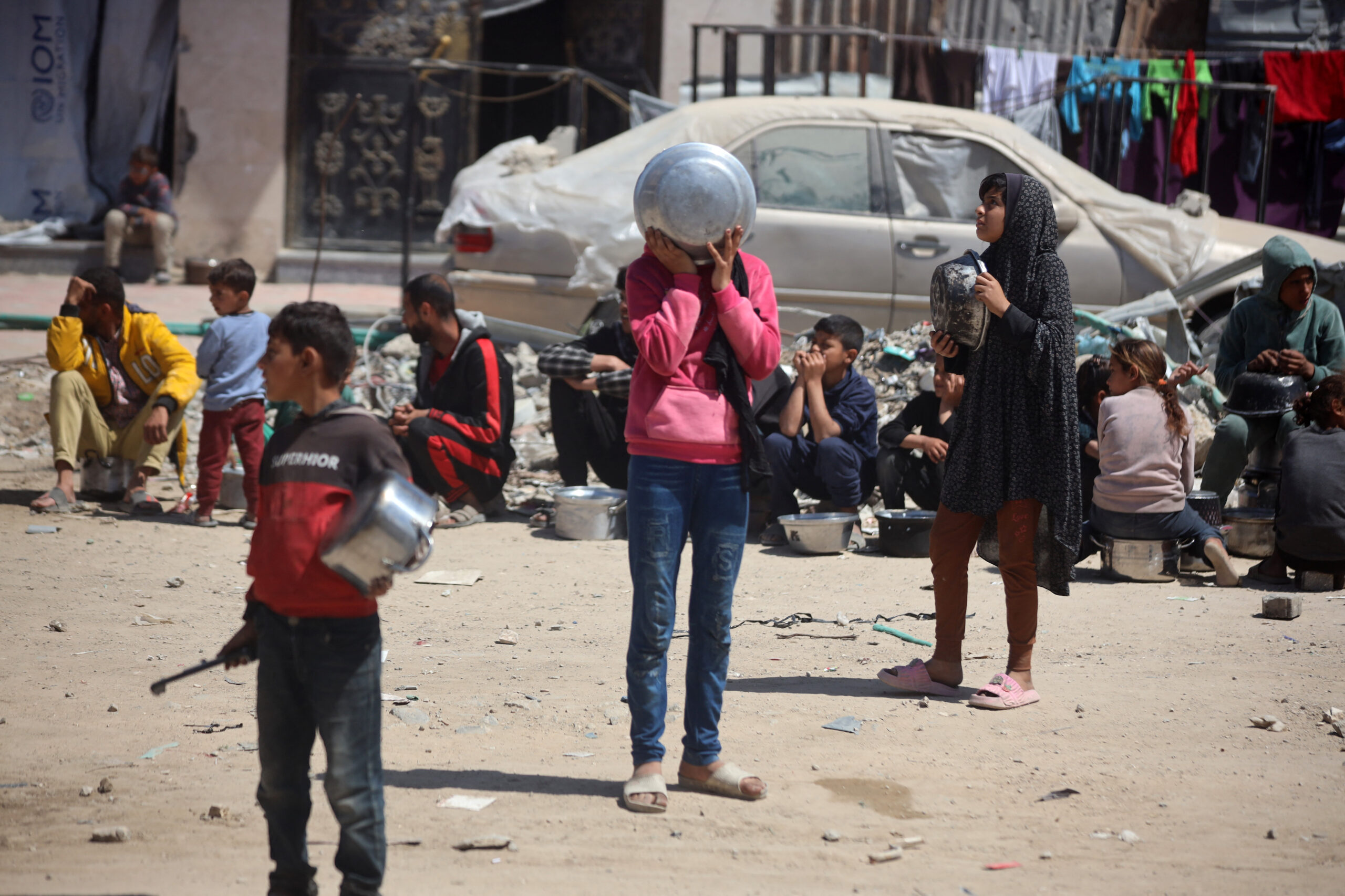 Palestinian displaced children wait to receive free food in Gaza City, on April 10, 2025. Israel resumes major strikes on the Gaza Strip on March 18, ending a two-month ceasefire with Hamas. (Photo by Majdi Fathi/NurPhoto) (Photo by MAJDI FATHI / NurPhoto / NurPhoto via AFP)