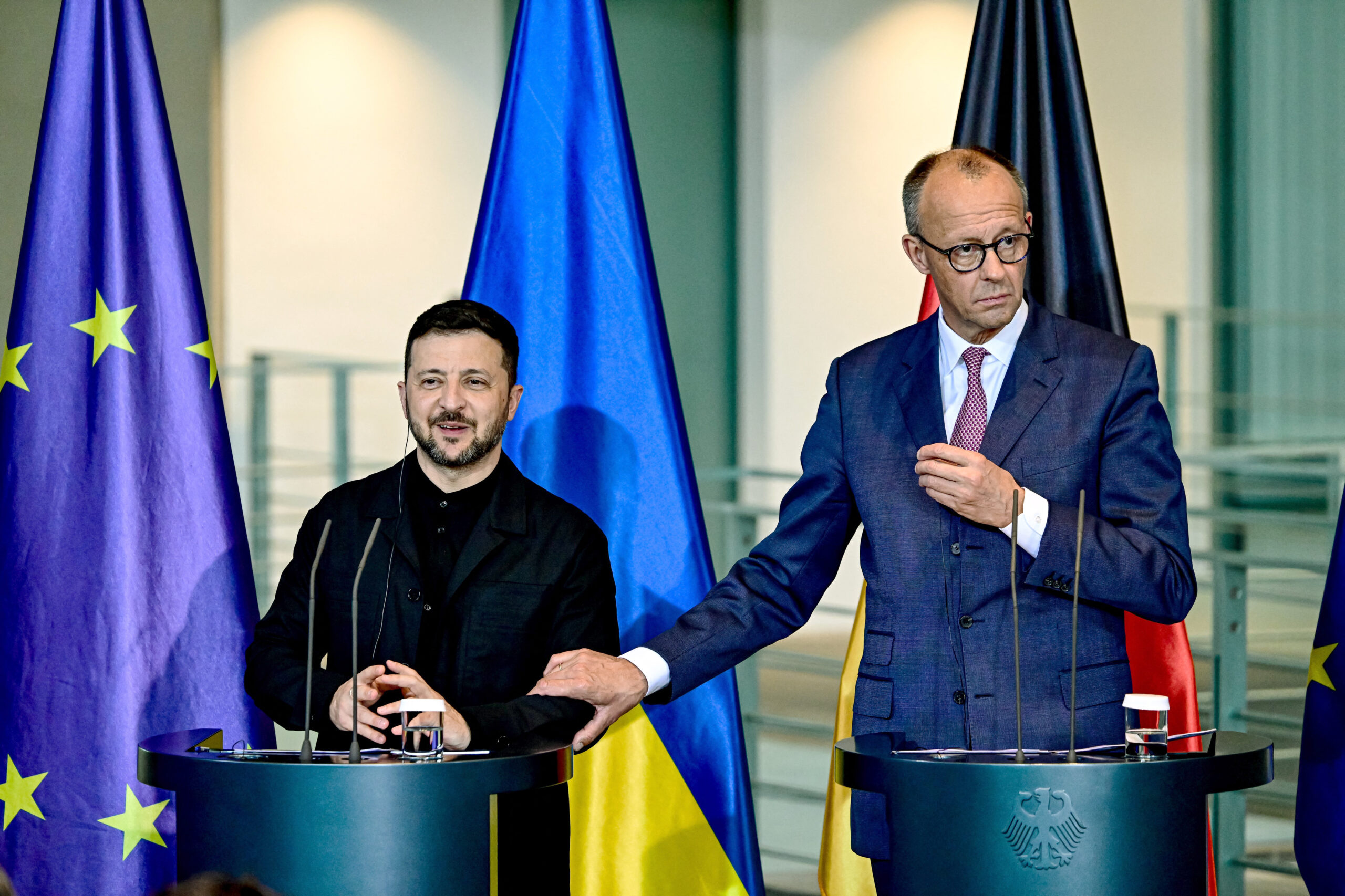 28 May 2025, Berlin: Volodymyr Selenskyj (r), President of Ukraine, and Federal Chancellor Friedrich Merz (CDU) speak at a press conference after their talks in the Federal Chancellery. Ukrainian President Zelensky is on a one-day visit to the German capital. Photo: Fabian Sommer/dpa (Photo by Fabian Sommer / DPA / dpa Picture-Alliance via AFP)
