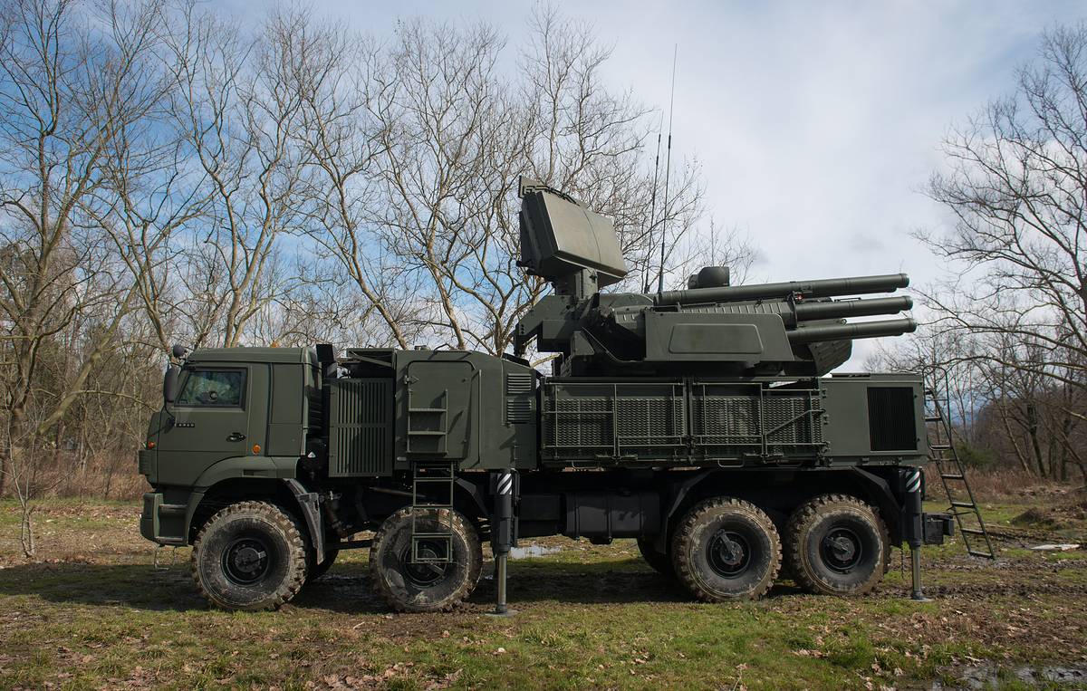 KRASNODAR TERRITORY, RUSSIA - MARCH 2, 2018: A soldier on a Pantsir-S1 antiaircraft missile and gun system during a military tactical exercise by Russia's Southern Military District Air Force Antiaircraft Missile regiment. Artur Lebedev/TASSÐîññèÿ. Êðàñíîäàðñêèé êðàé. 2 ìàðòà 2018. Çåíèòíûé ðàêåòíî-ïóøå÷íûé êîìïëåêñ (ÇÐÏÊ) ìàëîãî ðàäèóñà äåéñòâèÿ "Ïàíöèðü-Ñ1" íà òàêòè÷åñêèõ ó÷åíèÿõ çåíèòíîãî ðàêåòíîãî ïîëêà Þæíîãî âîåííîãî îêðóãà. Àðòóð Ëåáåäåâ/ÒÀÑÑ