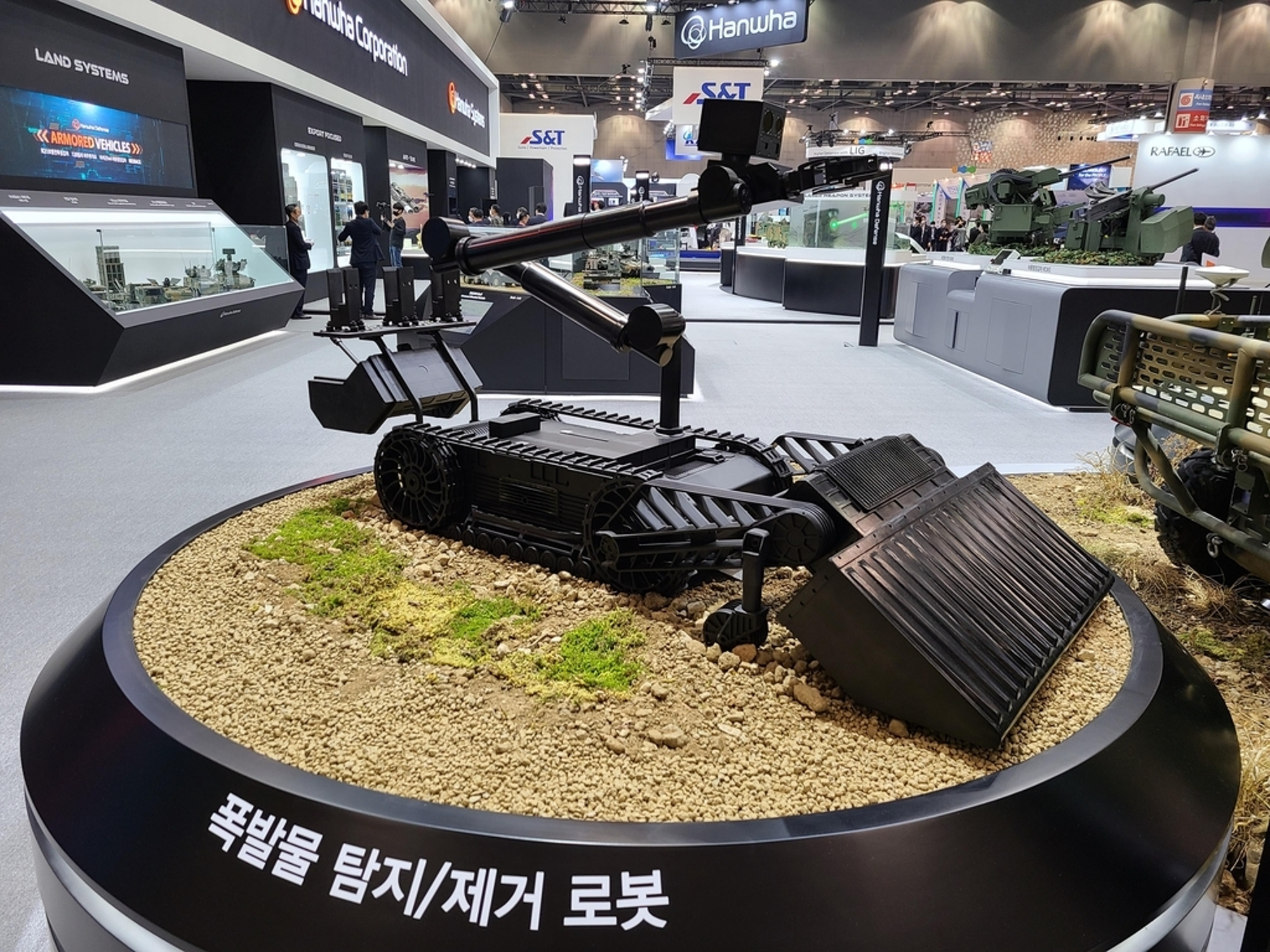 An explosive ordnance disposal robot