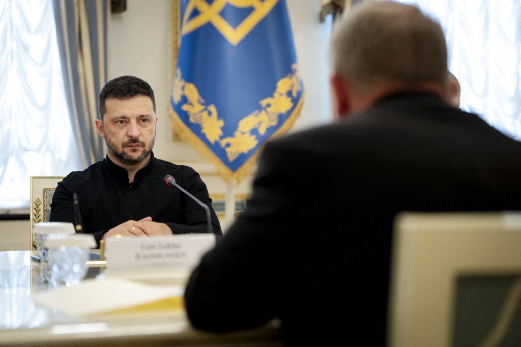 Ukraine's President, Volodymyr Zelensky meeting with other foreign ministers.