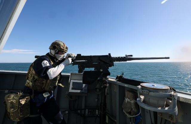 A British soldier uses a L11A1 Machine Gun
