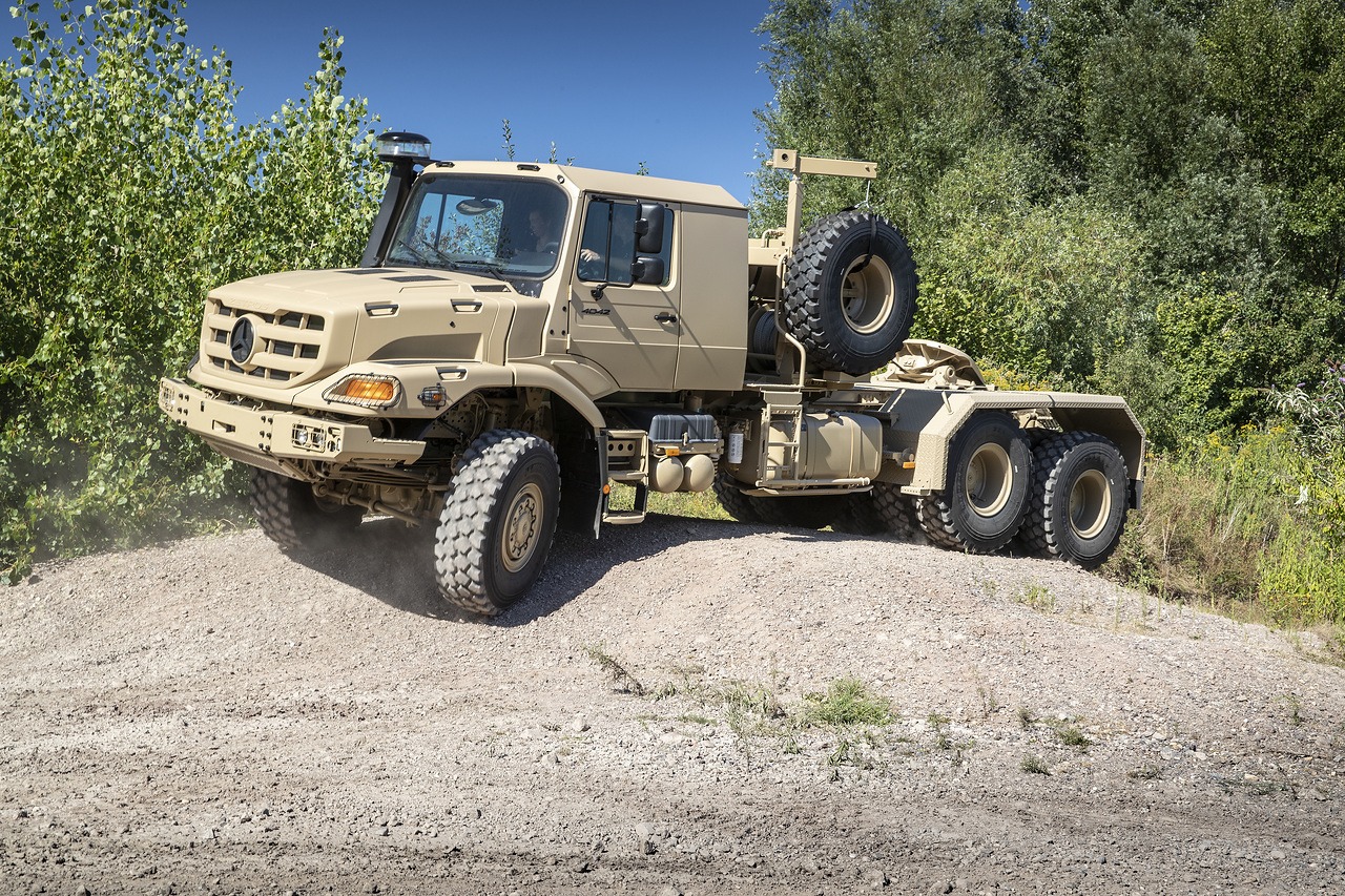 Mercedes-Benz Zetros 4042 6x6 als Sattelzugmaschine (Die Lieferung an die Ukraine umfasst ähnliche Fahrzeuge) Mercedes-Benz Zetros 4042 6x6 as a tractor unit (The delivery to Ukraine includes similar vehicles)