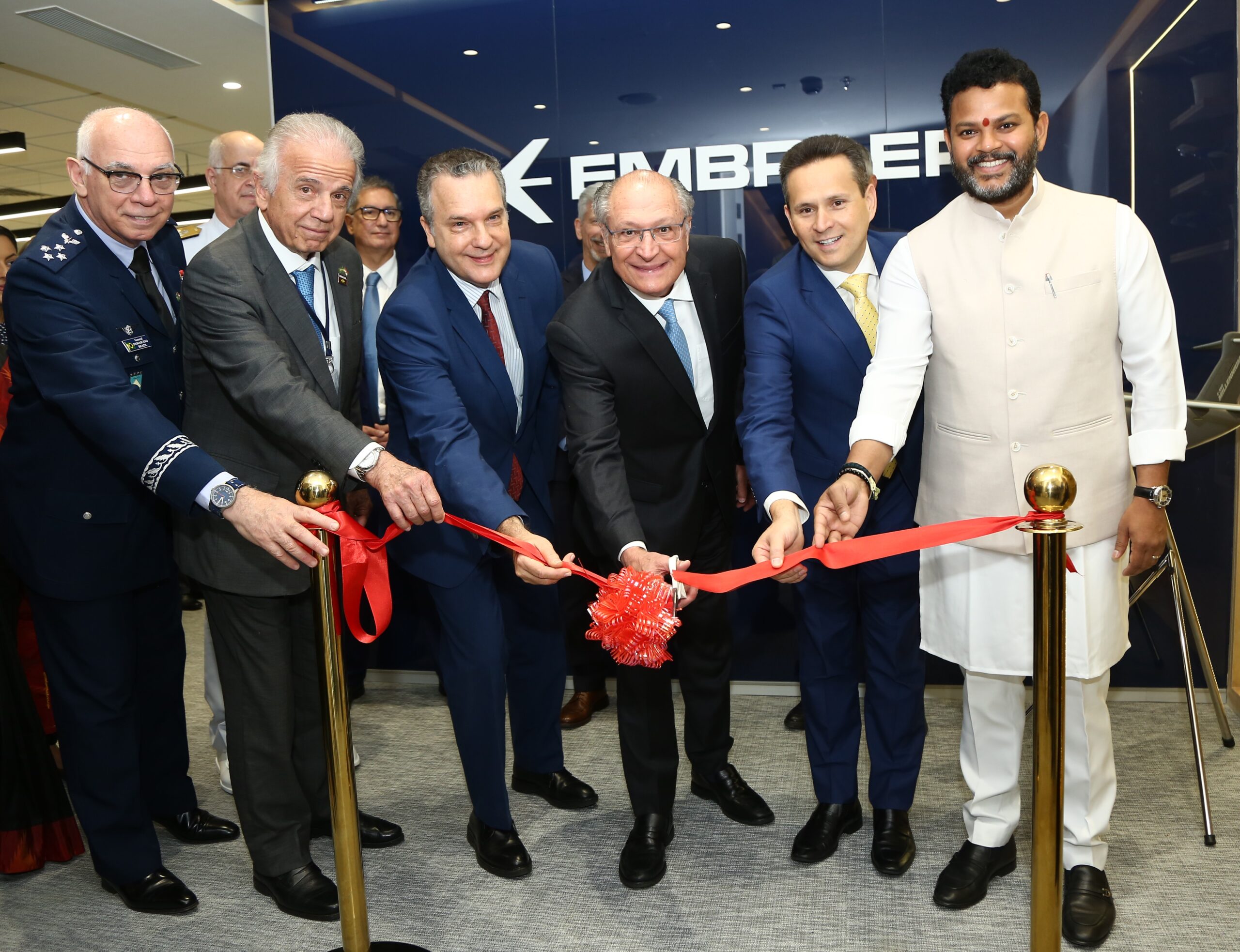 From L to R: 1. Air Lieutenant Marcelo Damasceno (Commander of the Brazilian Air Force) 2. José Múcio (Minister of Defense, Brazil) 3. Kenneth Felix Haczynski da Nóbrega (Brazil's Ambassador to India) 4. Geraldo Alckmin (Vice President, Brazil) 5. Bosco da Costa Junior (President and CEO, Embraer Defense & Security) 6. Kinjarapu Ram Mohan Naidu (Minister of Civil Aviation of India) Da E-D: 1. Tenente-Brigadeiro do Ar Marcelo Damasceno, Comandante da Força Aérea Brasileira 2. José Múcio. Ministro da Defesa do Brasil 3. Kenneth Felix Haczynski da Nóbrega, Embaixador do Brasil na Índia 4. Geraldo Alckmin, Vice-Presidente da República do Brasil 5. Bosco da Costa Junior, Presidente e CEO da Embraer Defesa e Segurança 6. Kinjarapu Ram Mohan Naidu, Ministro da Aviação Civil da Índia