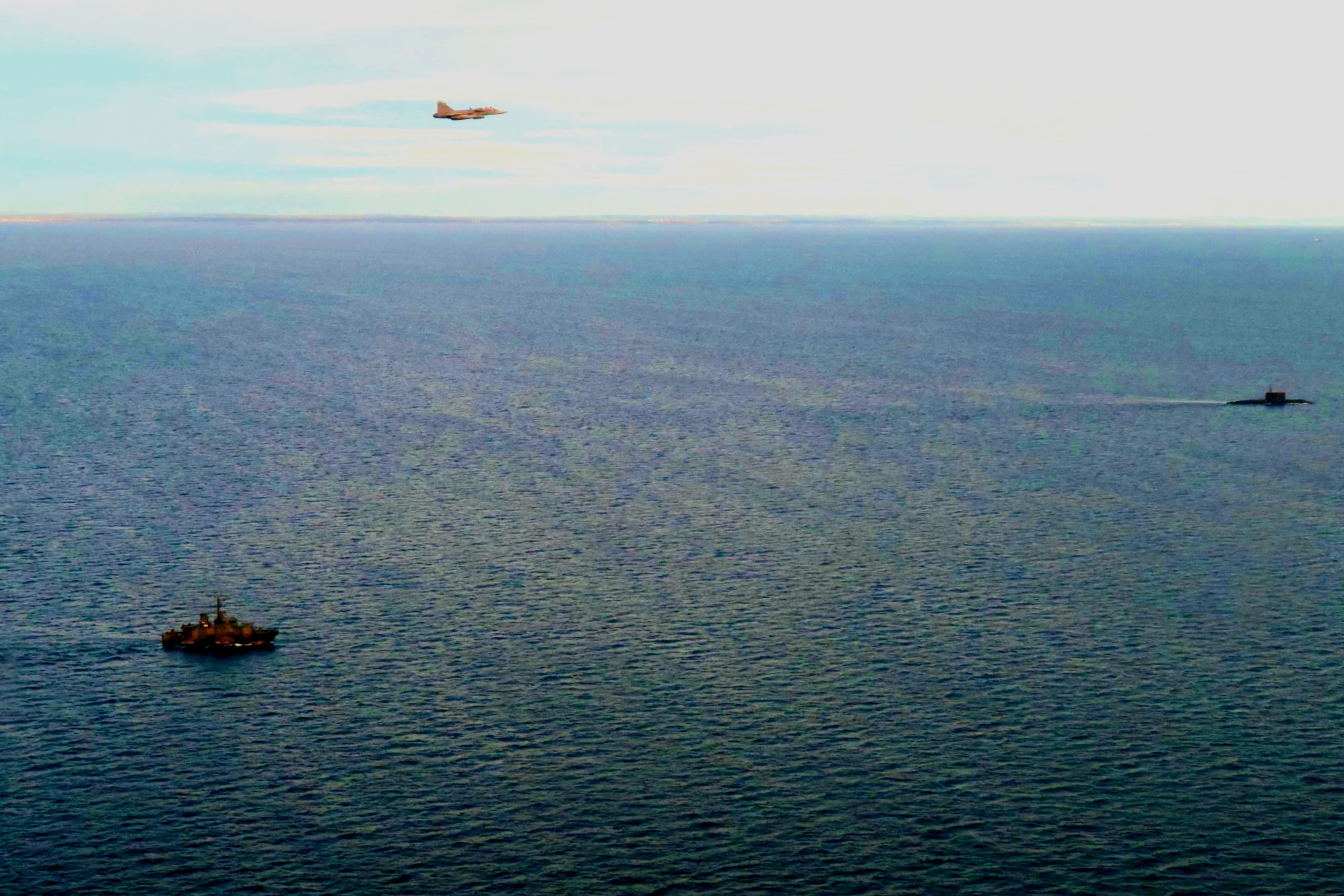 Swedish jet and vessel follows a Russian submarine