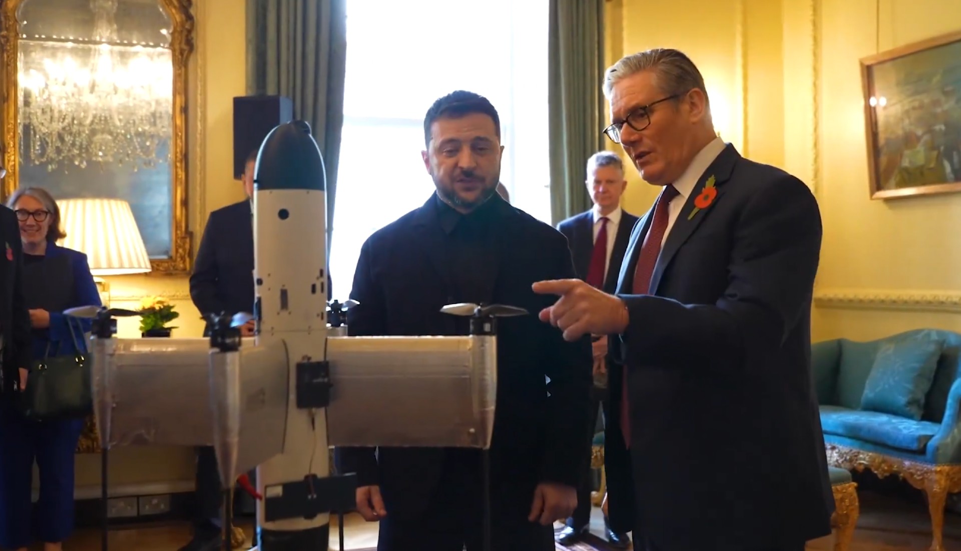 Ukrainian President Volodymyr Zelensky shows UK Prime Minister Keir Starmer the Octopus drone.